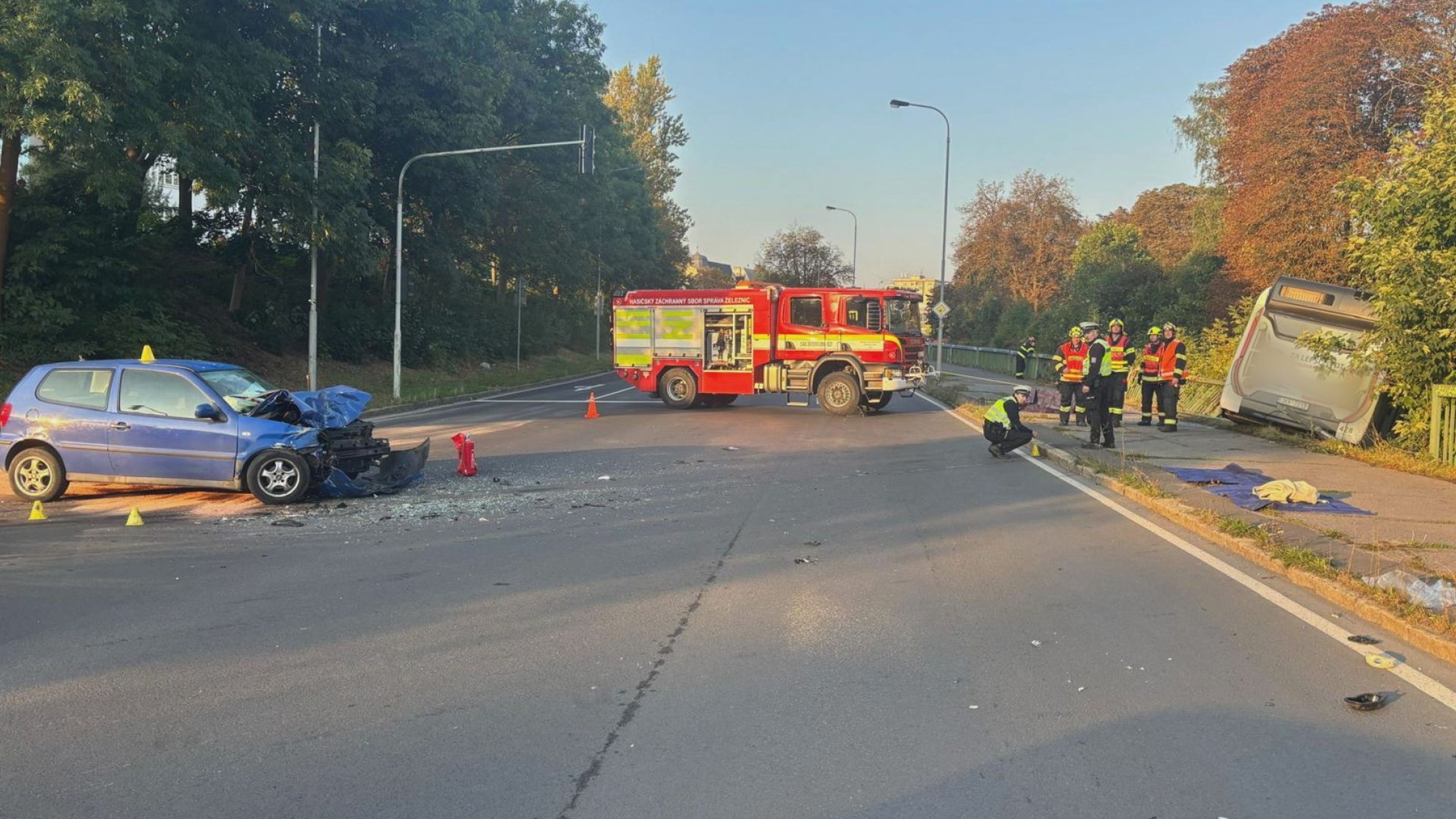  Autobus se v Karlových Varech zřítil do kolejiště - Autobus se v Karlových Varech zřítil do kolejiště (4/5)