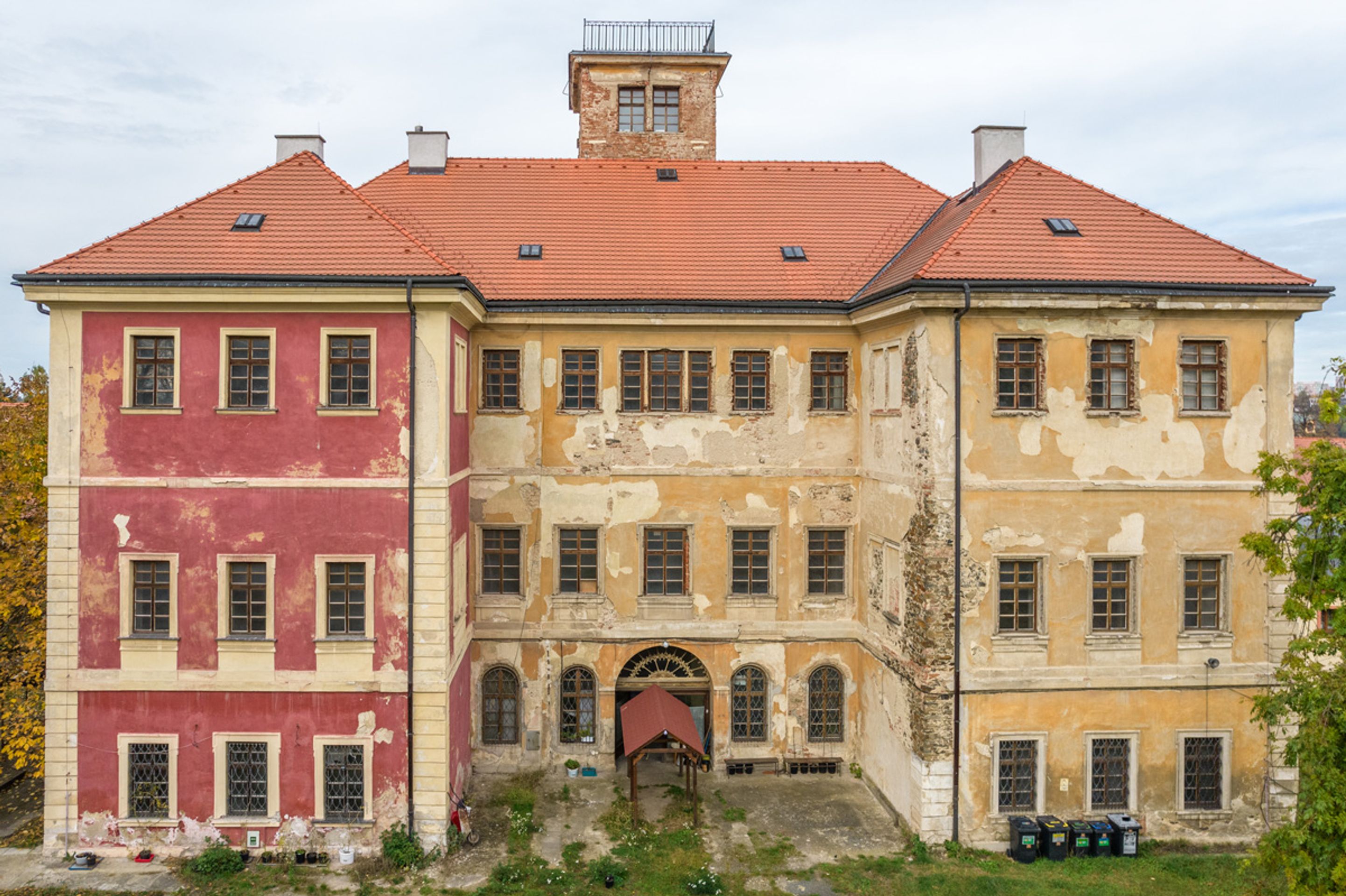 Zámek Kunratice (5) - Stát se zbavuje nepotřebného majetku (4/12)