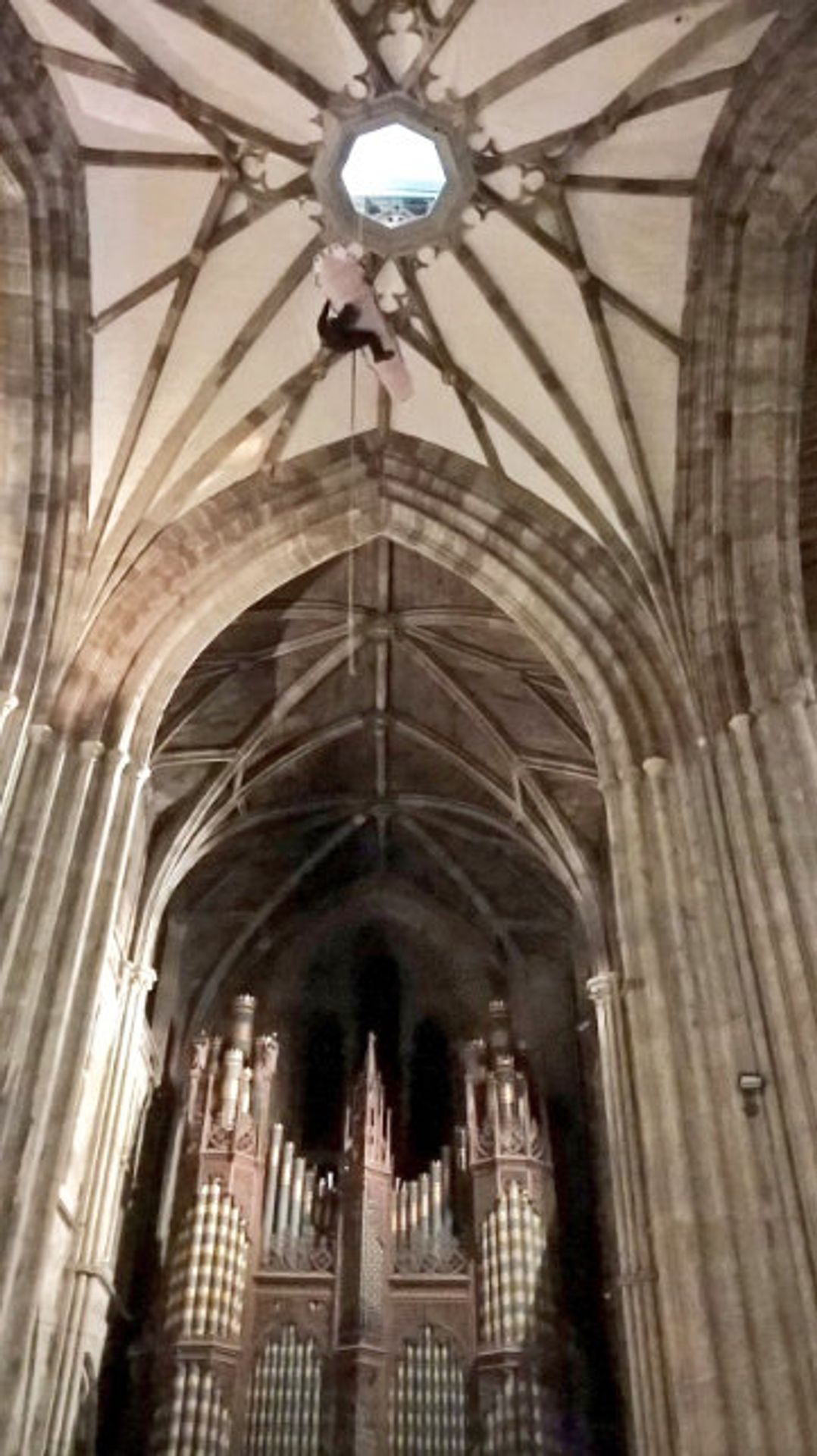 Zvoník se zranil při bizarní nehodě v katedrále ve Worcesteru - GALERIE: Záchrana zvoníka z věže katedrály (1/5)