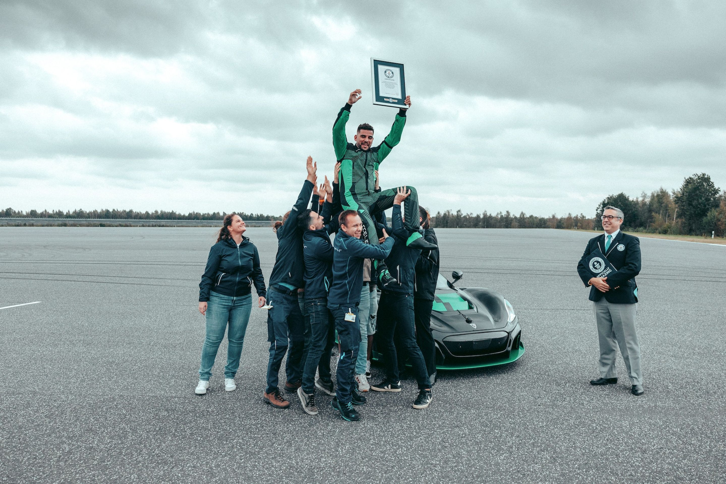 Rimac Nevera při rekordní jízdě pozpátku - Elektrický hypersport Rimac Nevera při pokusu o kuriózní rekord (7/7)