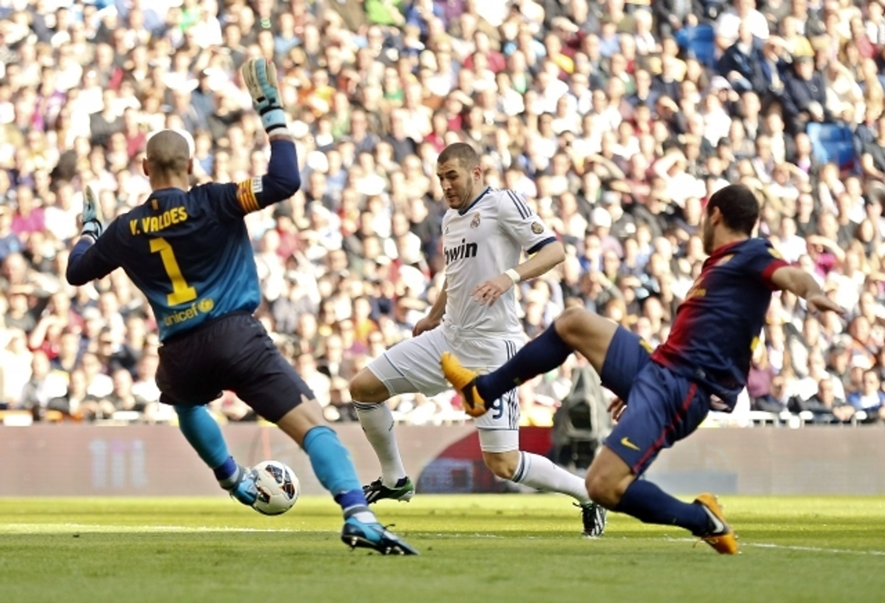 Valdés neunesl prohru Barcelony - 5 - GALERIE: Valdés neunesl prohru Barcelony a viděl červenou (8/8)