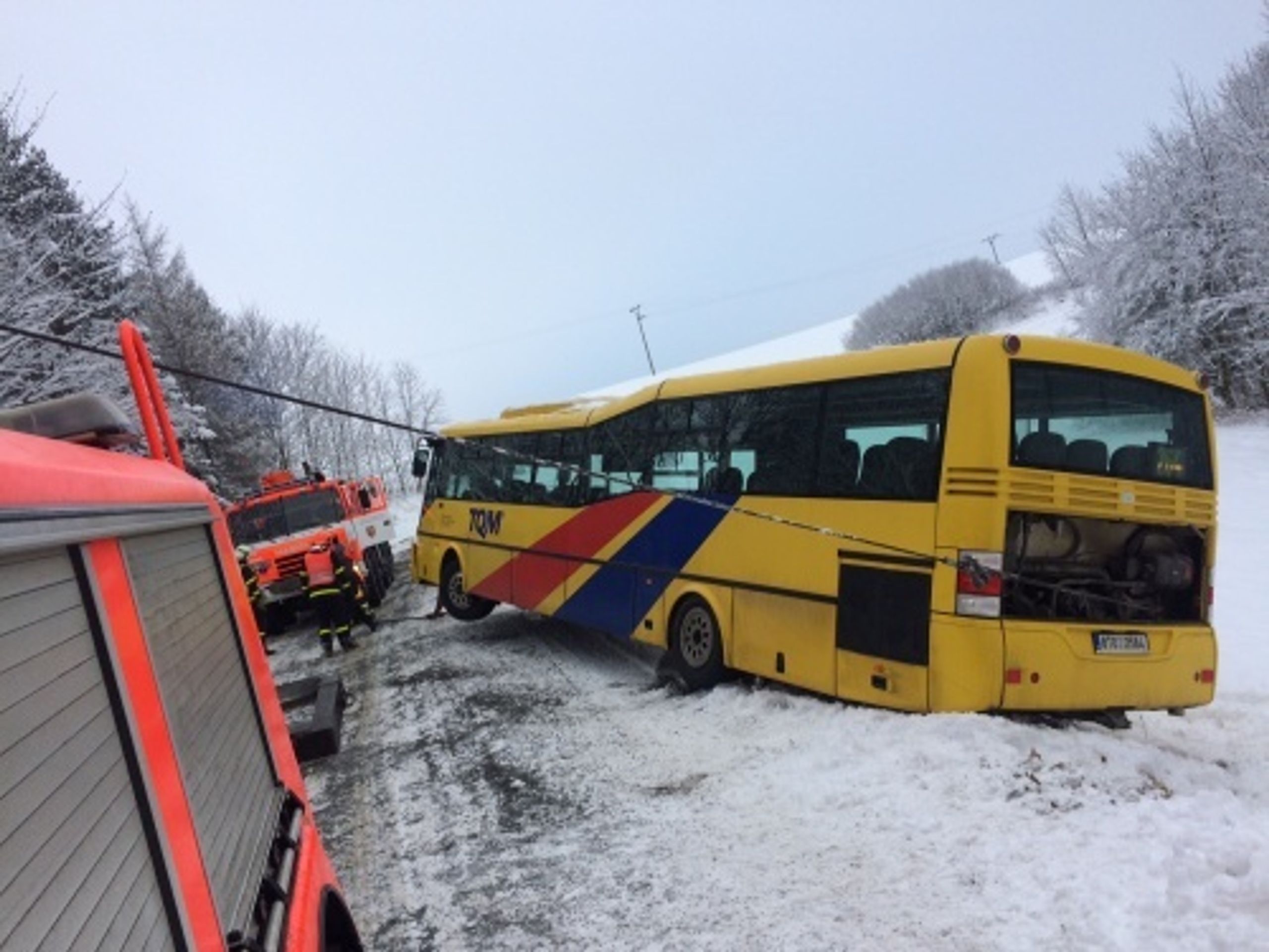 Nehoda autobusu v Kyjovicích - 8 - GALERIE: České silnice pokryla ledovka (21/25)