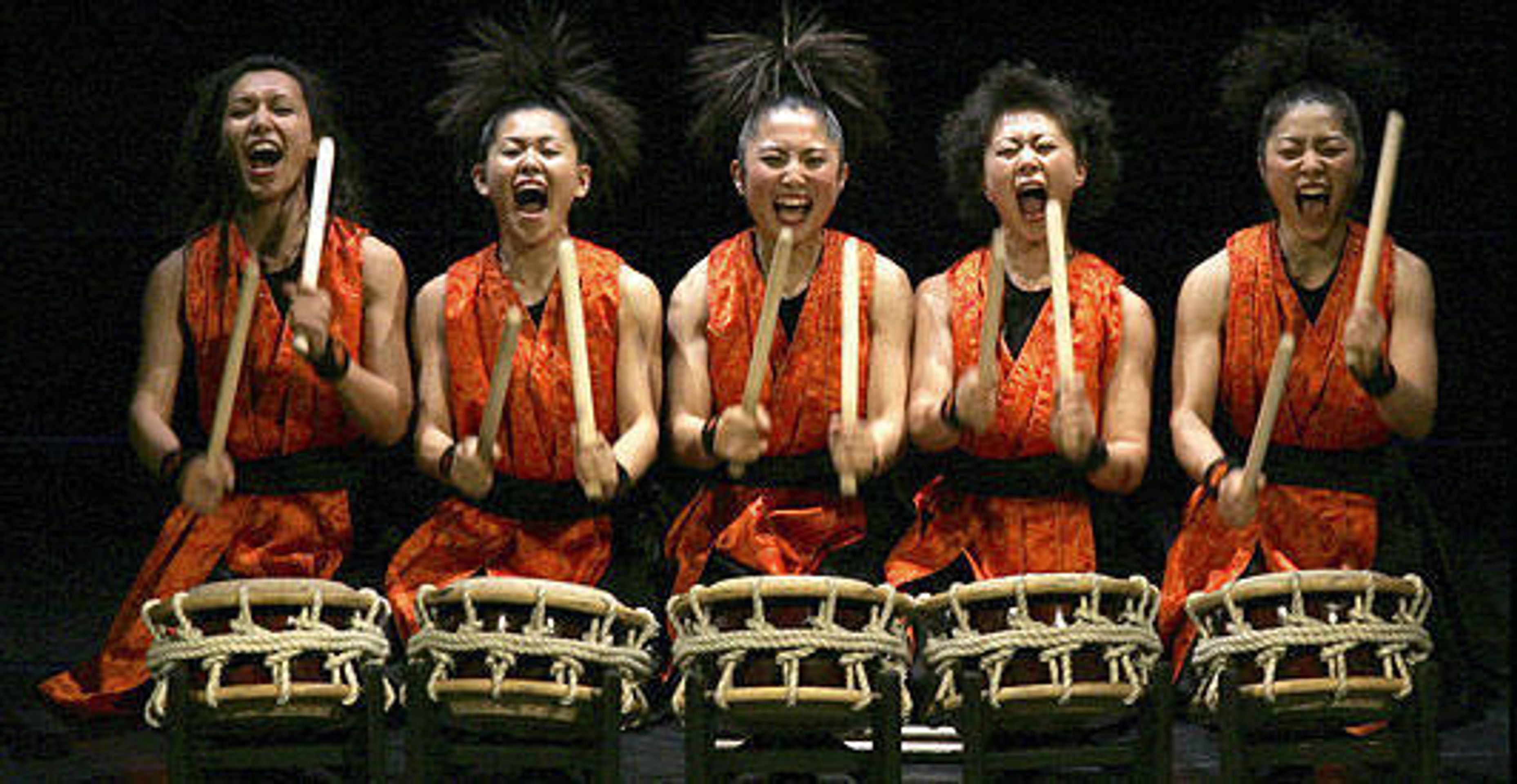 Mezi Yamato Drummers of Japan jsou i ženy - Show japonských bubeníků ve Snídani s Novou (2/4)