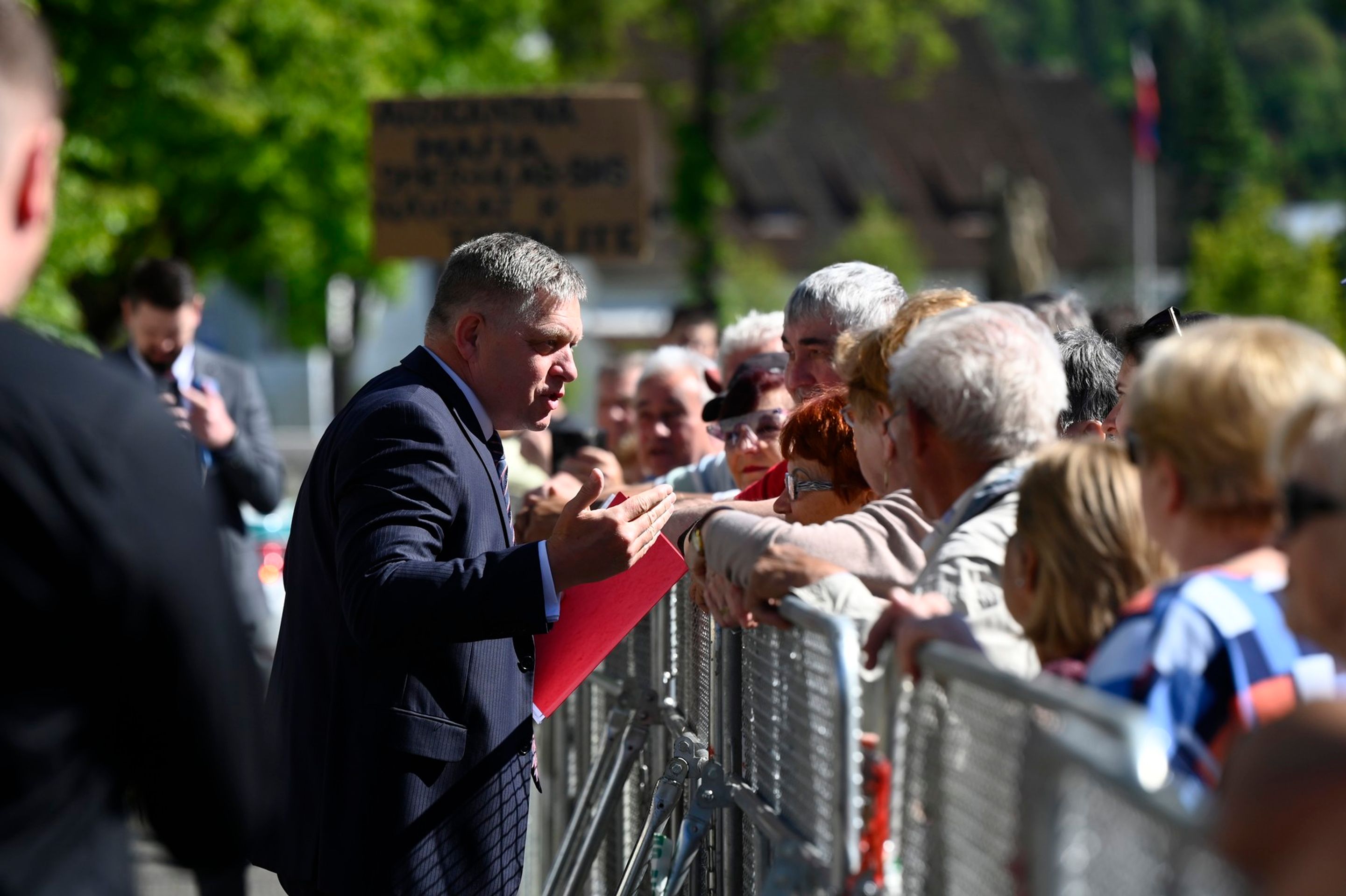 Robert Fico se vítá s místními obyvateli, 15. 5. 2024 (2) - Robert Fico byl postřelen (7/10)