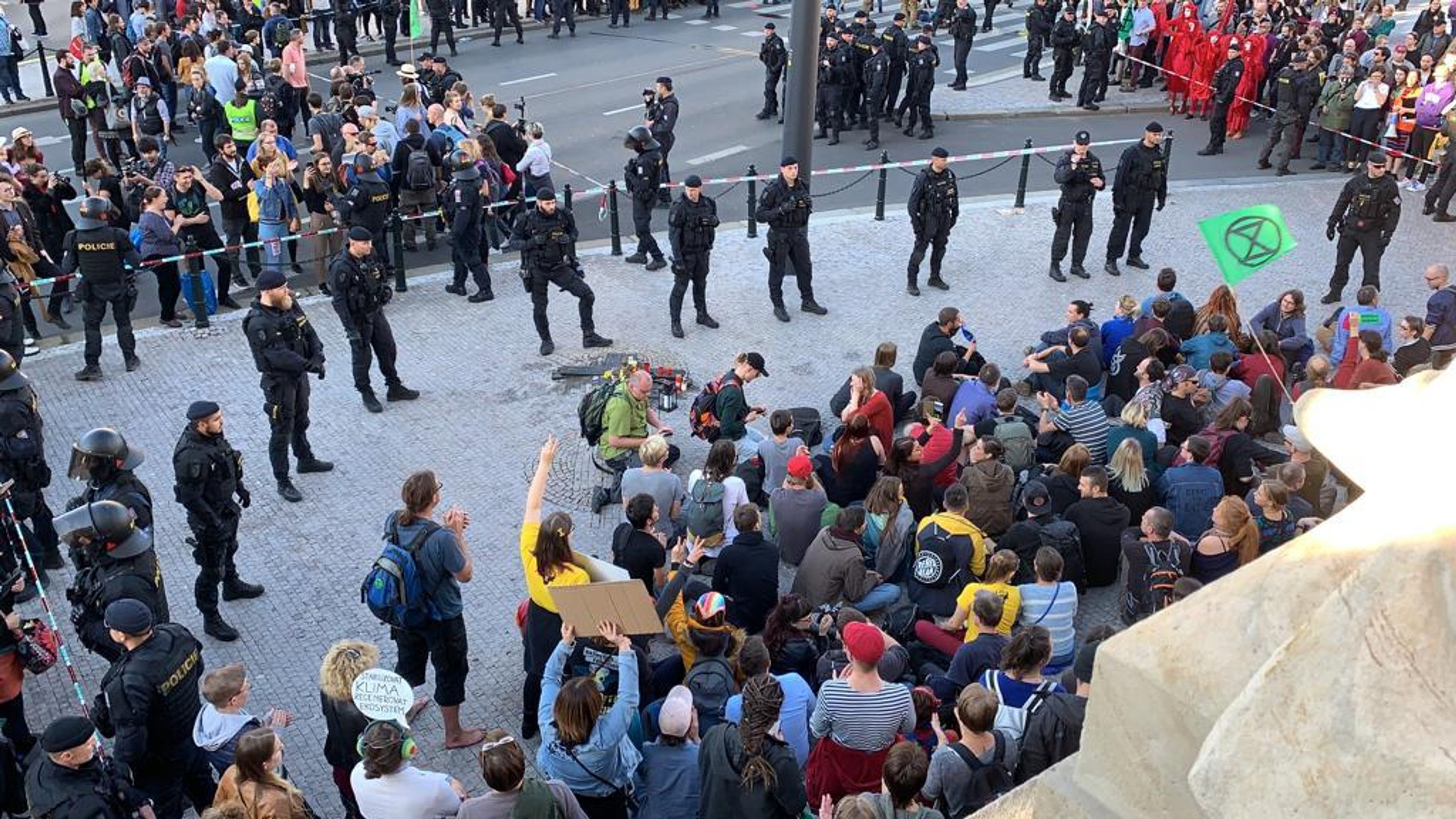 Demonstranti se k magistrále přilepili lepidlem - 5 - GALERIE: Demonstrace na magistrále v Praze (13/17)