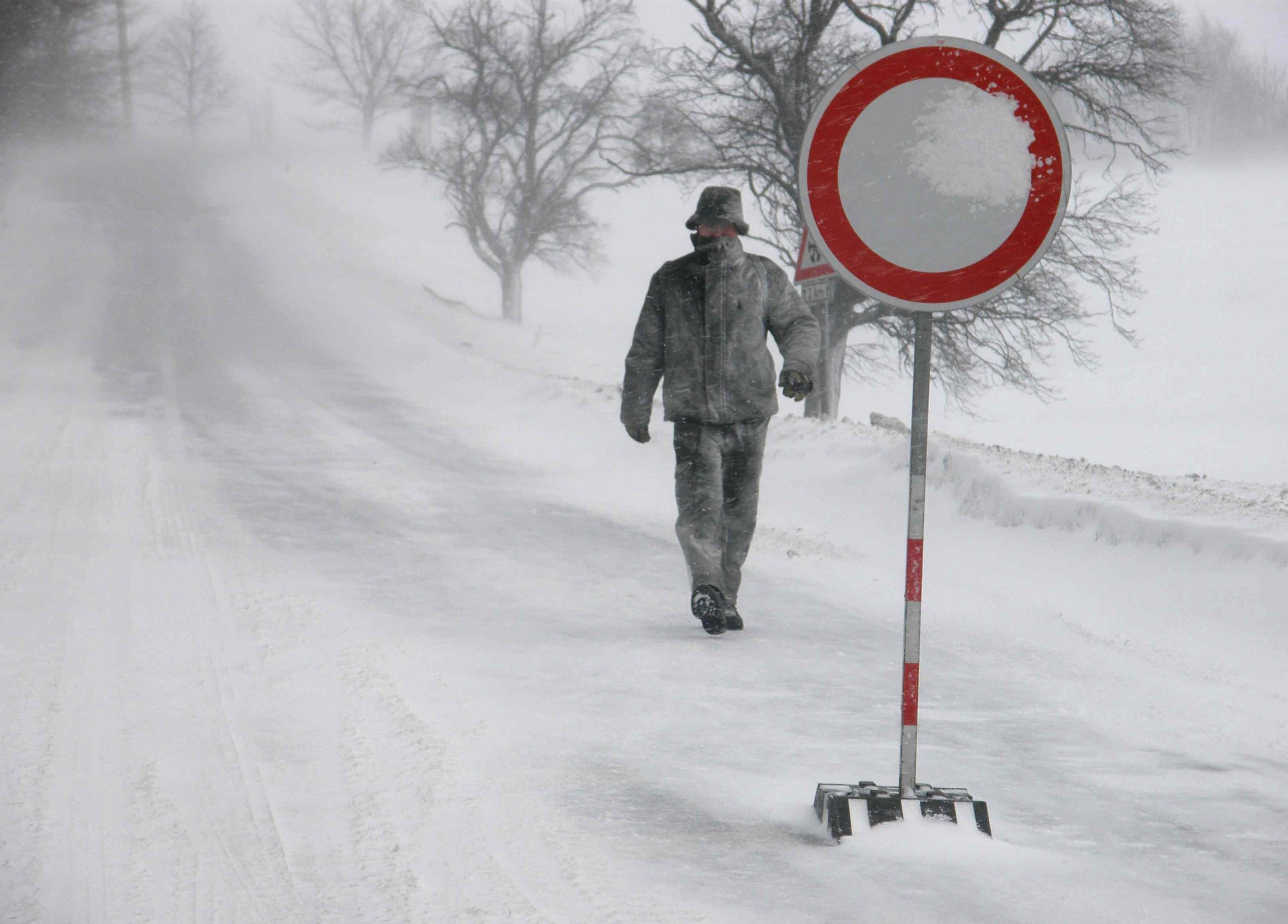 Ve Zlínském kraji sníh uzavřel některé silnice - GALERIE: Sněhová kalamita (1/5)