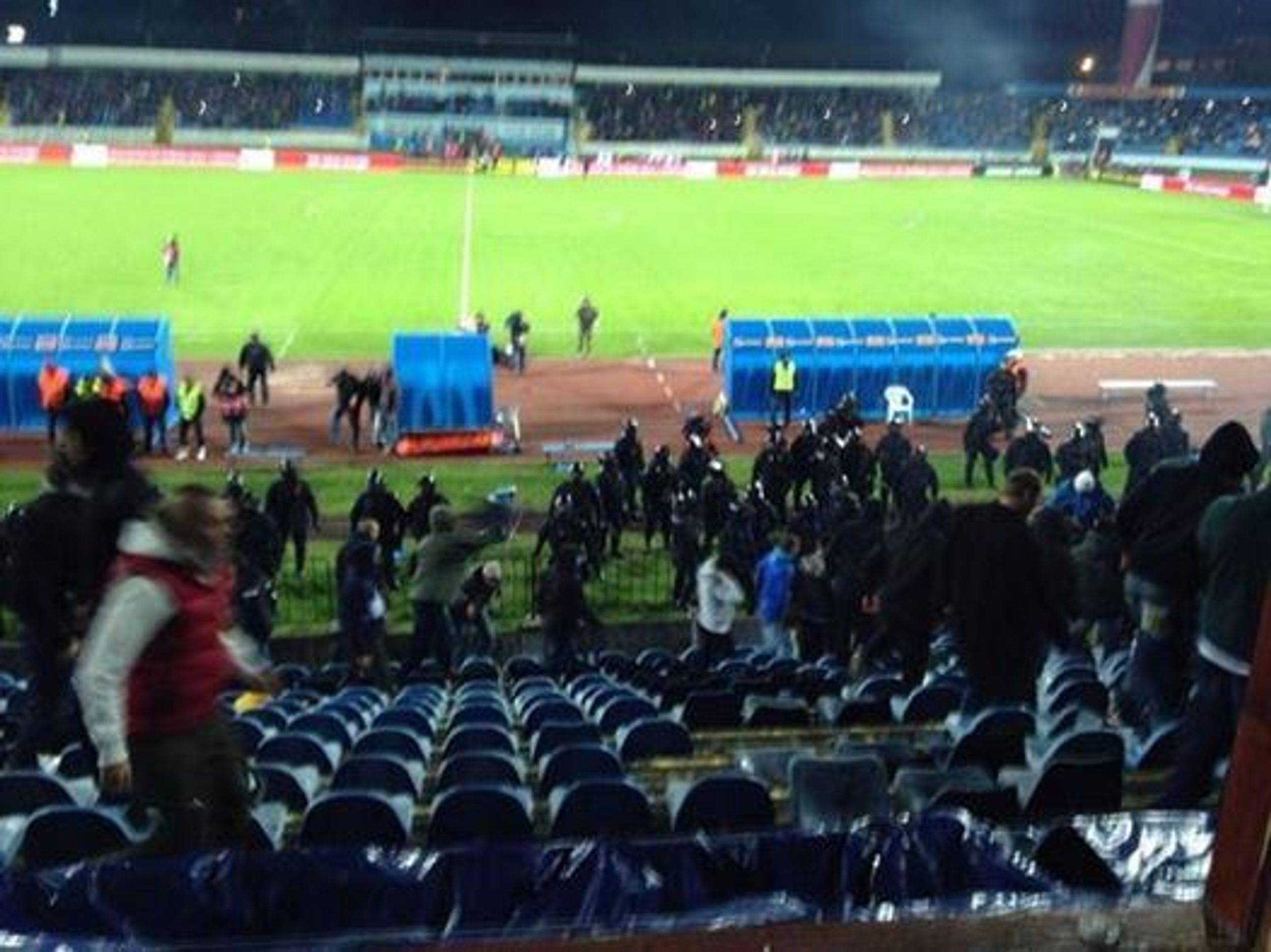 Řádění chuligánů na zápase Slovan - Sparta - 3 - GALERIE: Řádění chuligánů na zápase Slovan - Sparta (3/10)