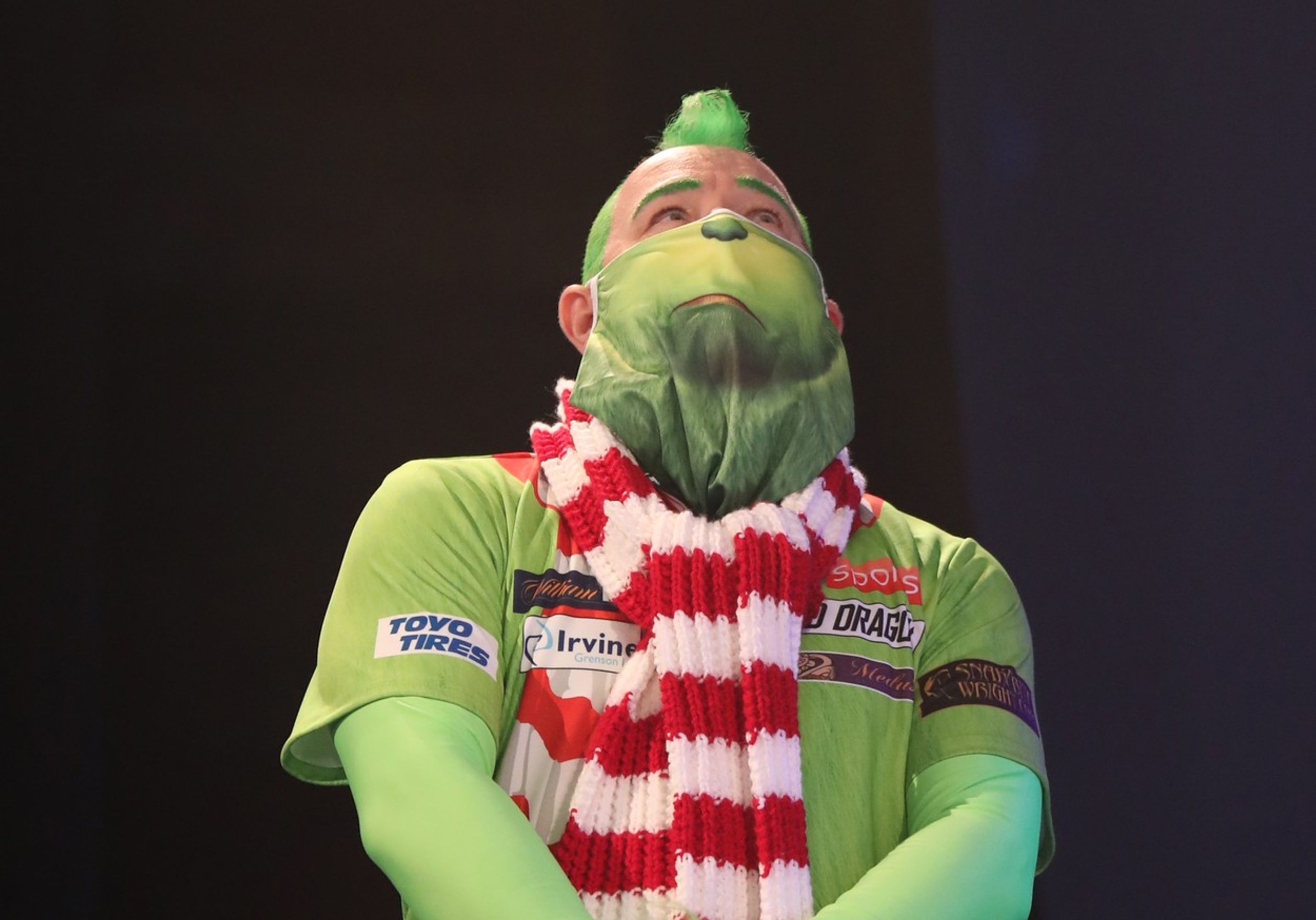 Peter Wright v kostýmu grinche - GALERIE: Wright se oblékl za grinche a zpestřil letošní šipkařské MS (5/9)