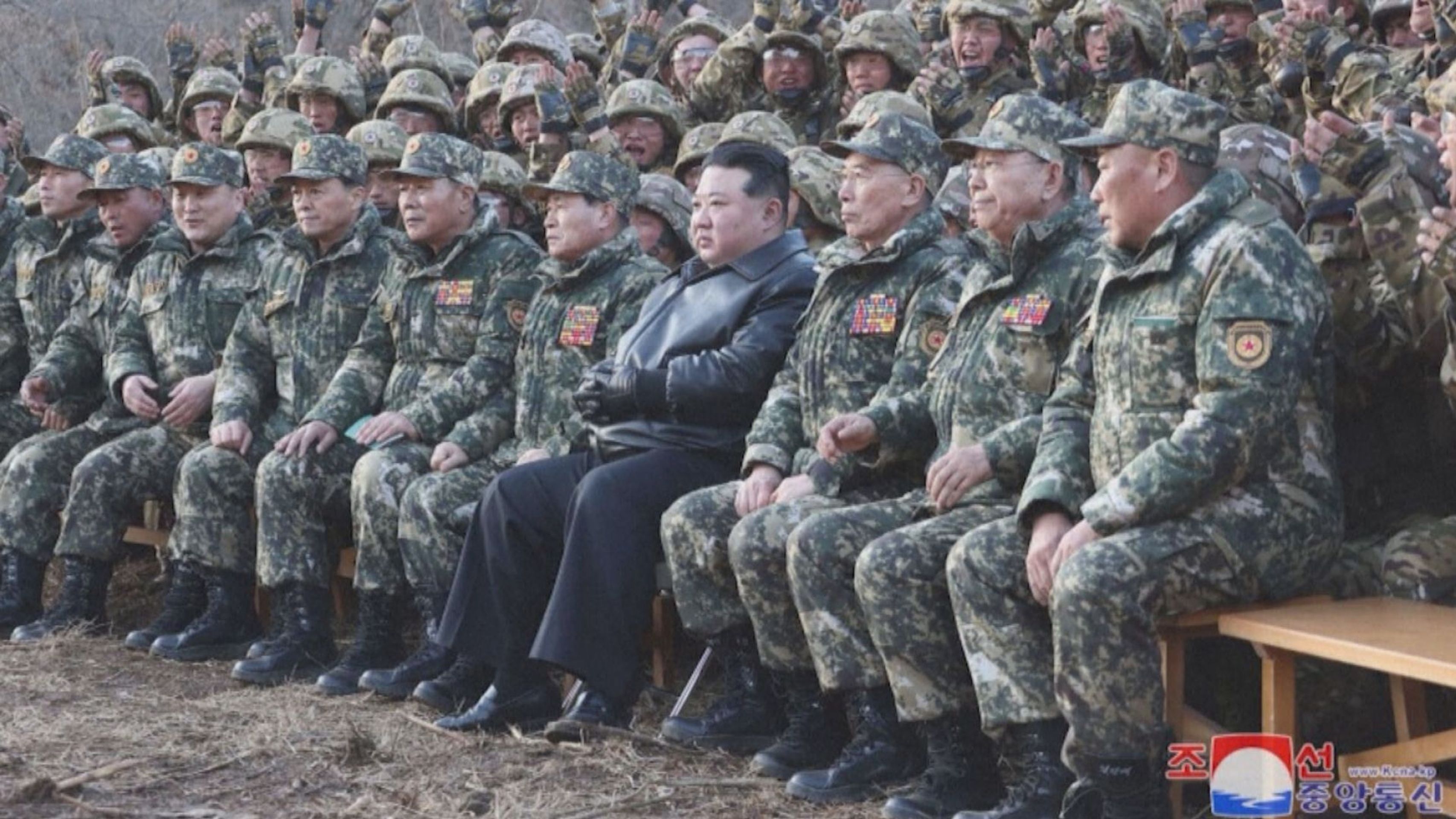 Kim Čong-un na vojenském cvičišti - Kim Čong-un na vojenském cvičišti (10/15)