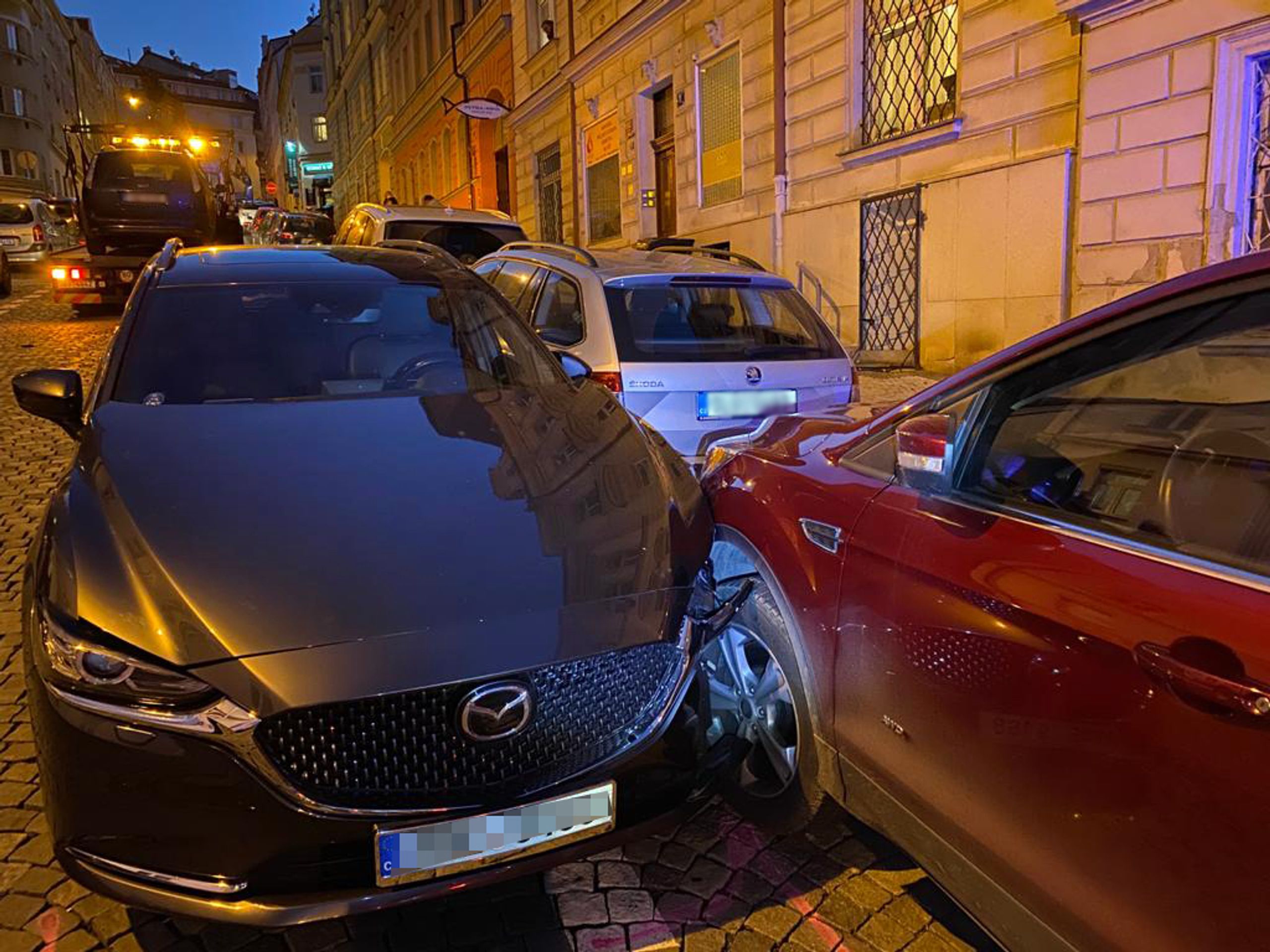 Auto bez řidiče se rozjelo a nabouralo několik stojících aut - 2 - GALERIE: Auto bez řidiče se rozjelo a nabouralo několik stojících aut (2/4)