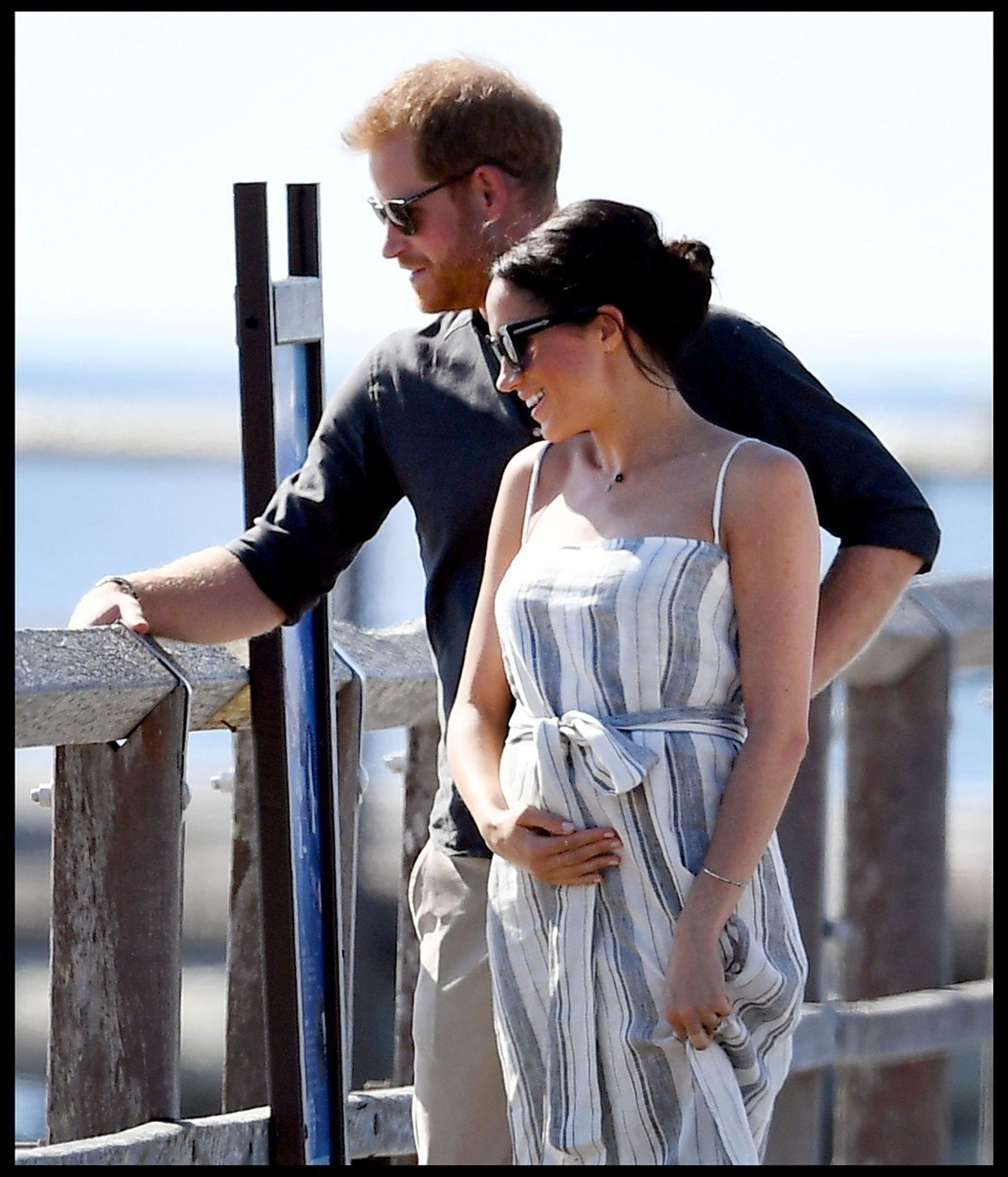 Meghan si držela těhotenské bříško - 1 - GALERIE: Vévodkyně Meghan v květinových šatech (4/6)