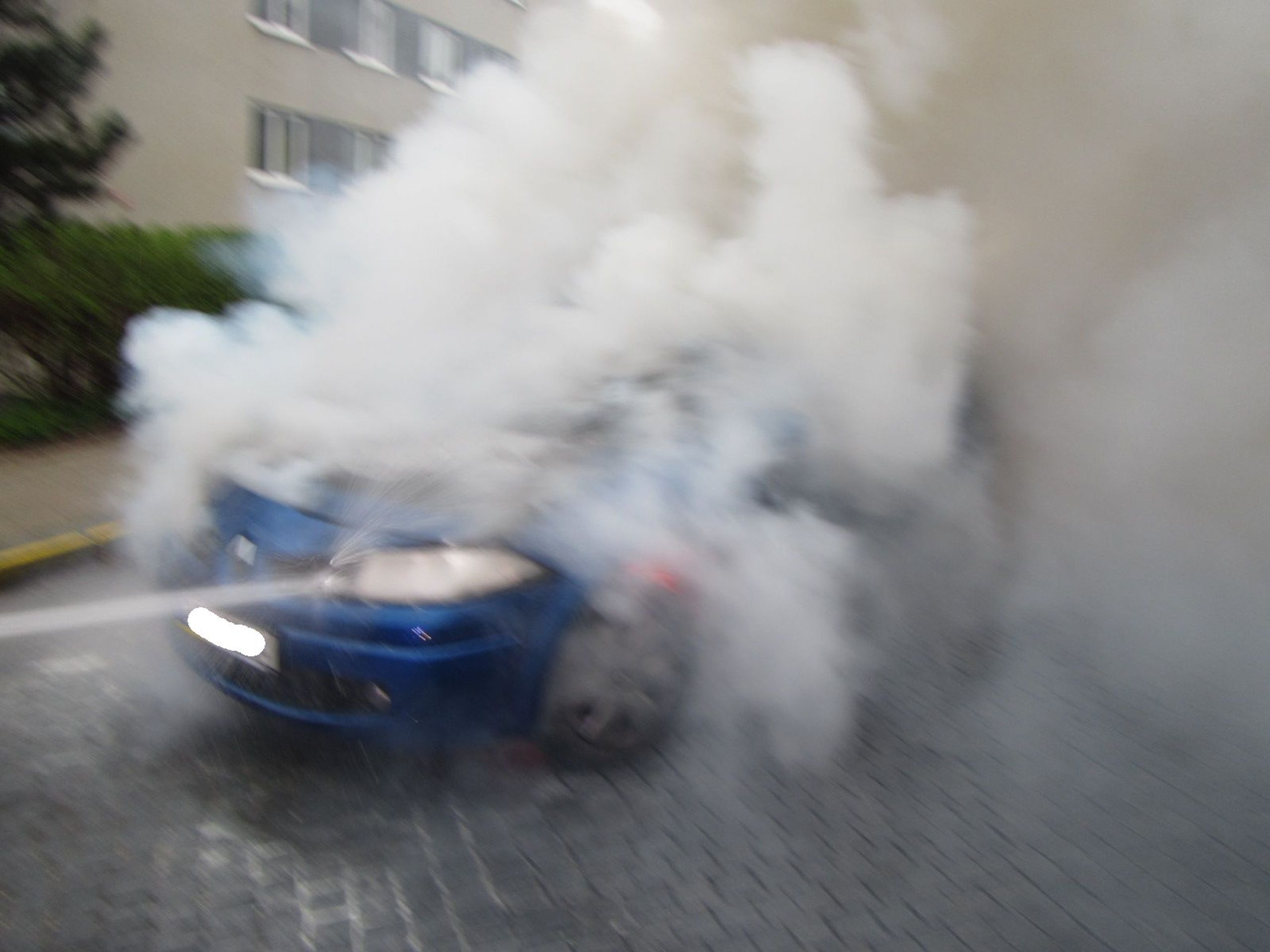 Řidičce začalo ve Zlíně hořet auto za jízdy - GALERIE: Ve Zlíně začalo hořet auto za jízdy (2/5)