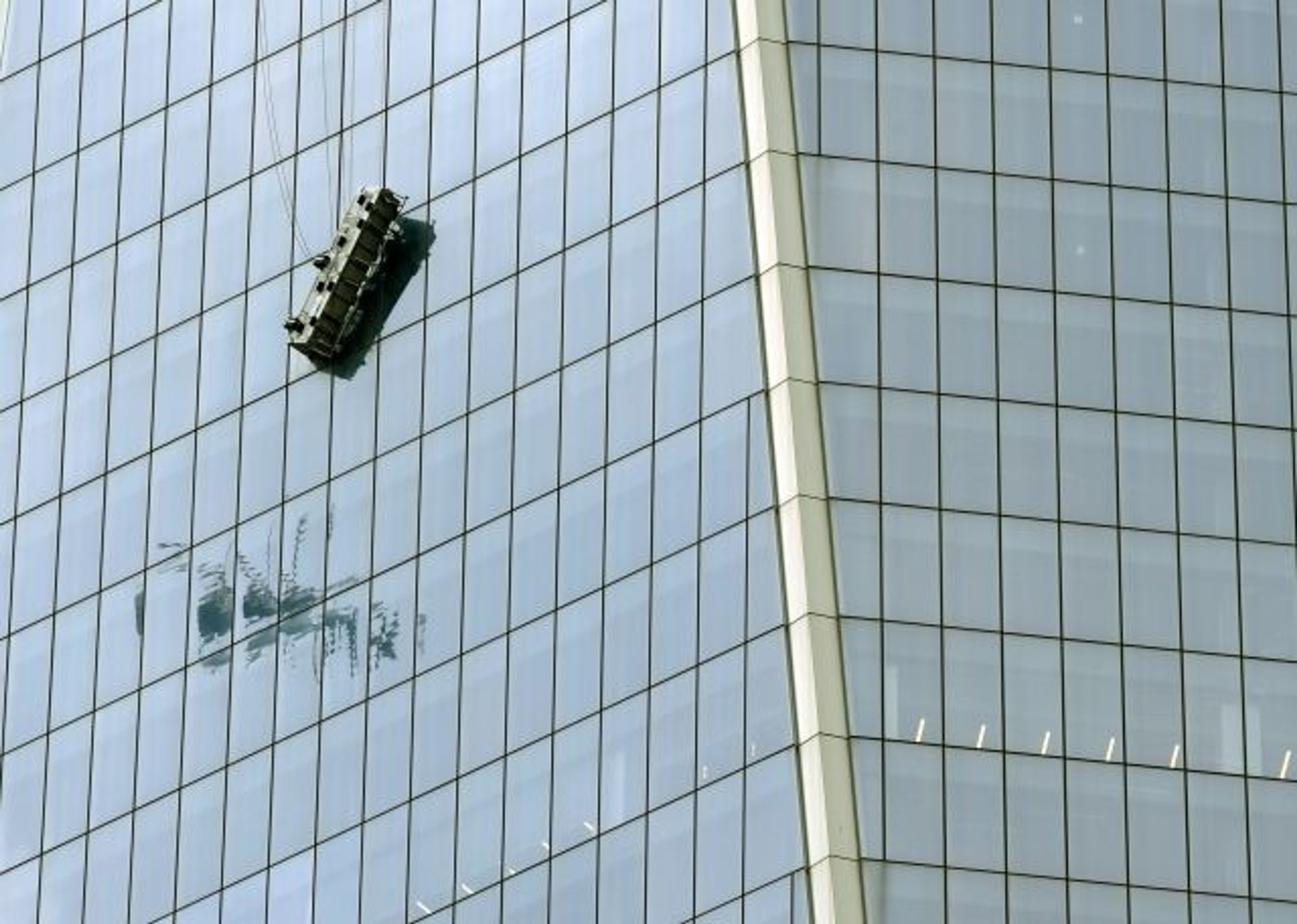 Na mrakodrapu World Trade Center uvízli myči oken - 2 - GALERIE: Na mrakodrapu World Trade Center uvízli myči oken (2/6)