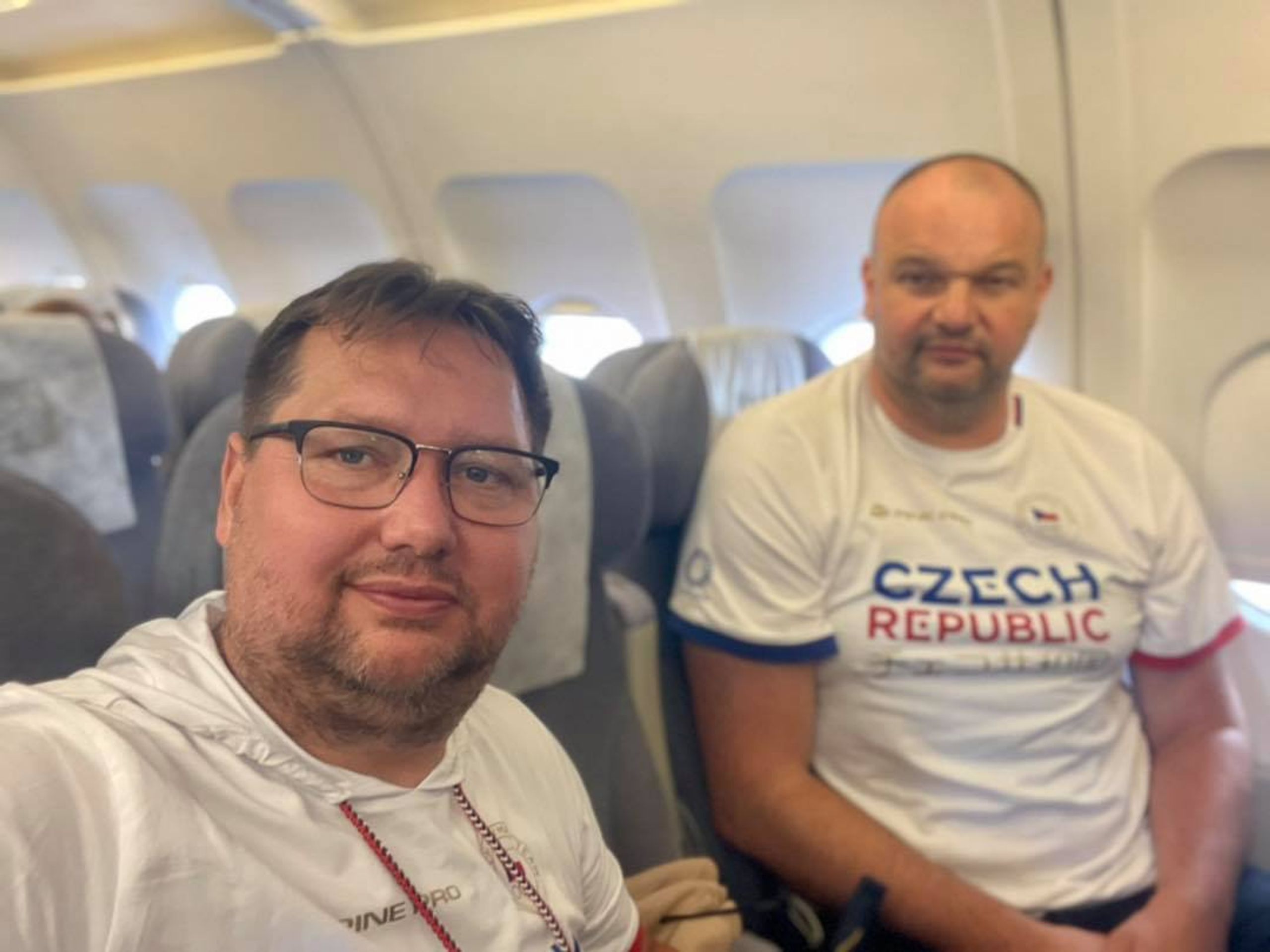 Cestující do Tokia v letadle bez roušek - GALERIE: Čeští sportovci se fotili bez roušek, pak zasáhl covid (5/5)