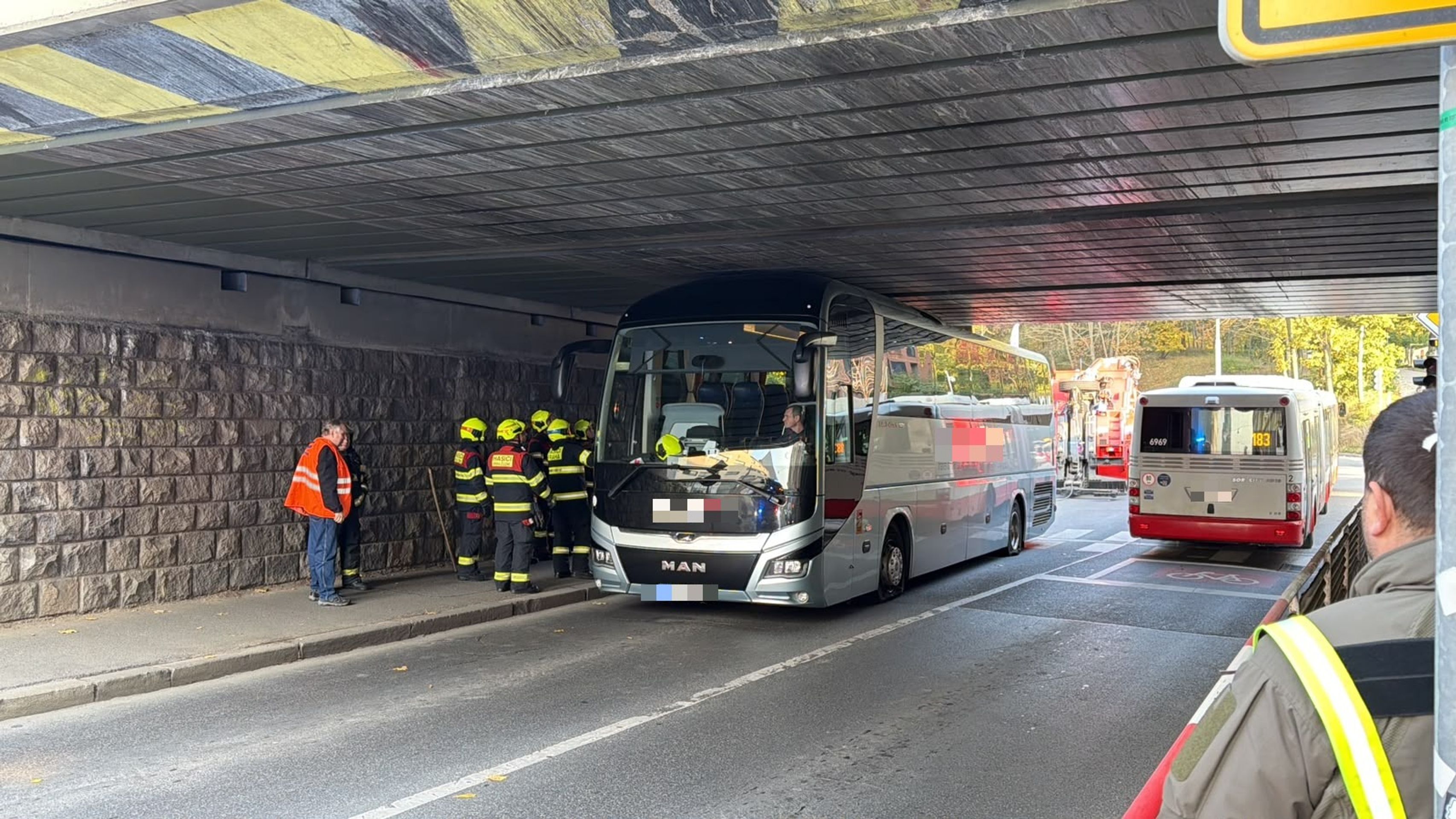 Zaseklý autobus v Praze - Autobus zaseklý pod mostem (1/4)