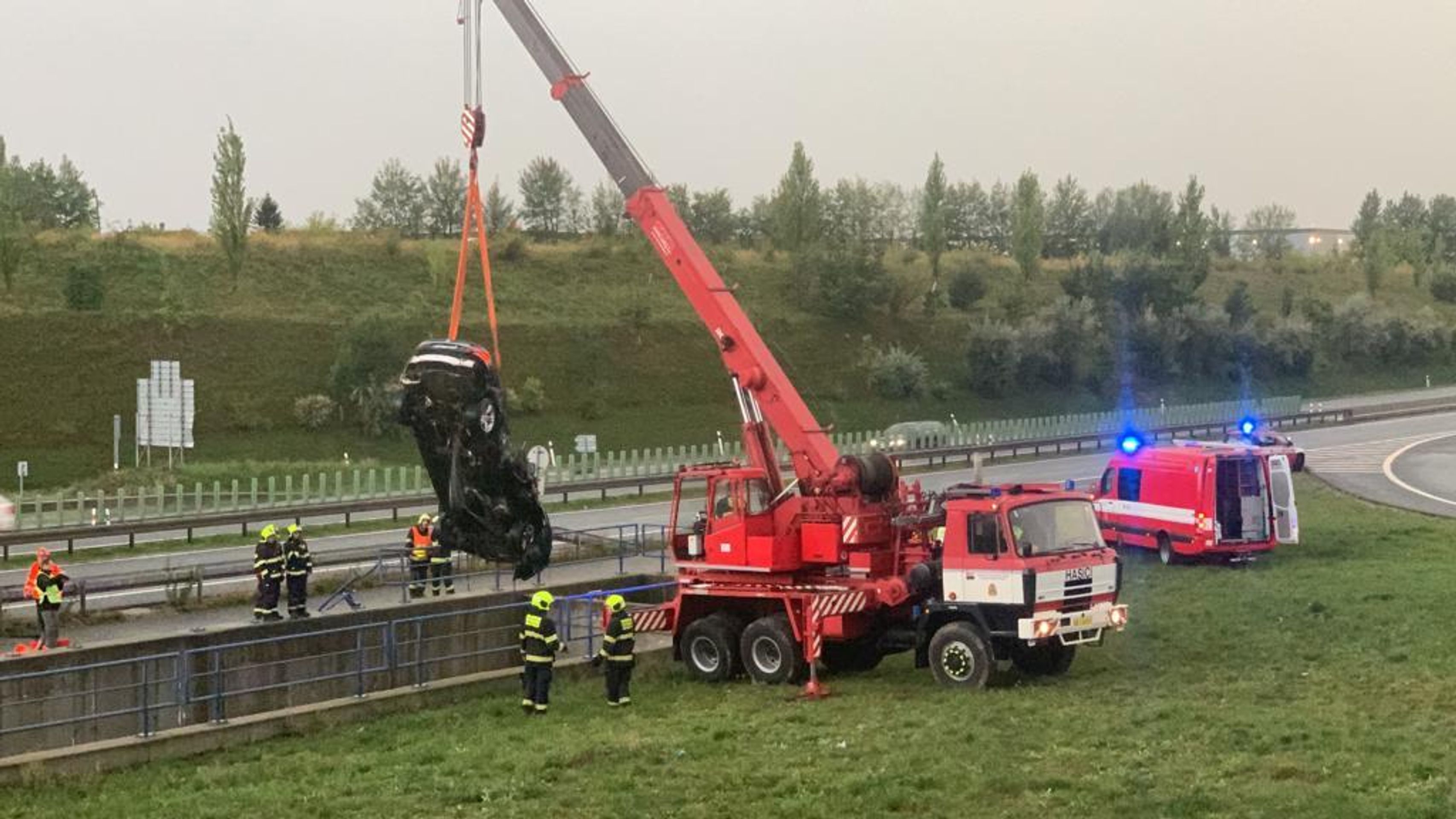 Havarované auto musel z nádrže vytáhnout jeřáb - 4 - GALERIE: Nehoda na exitu 7 (14/15)