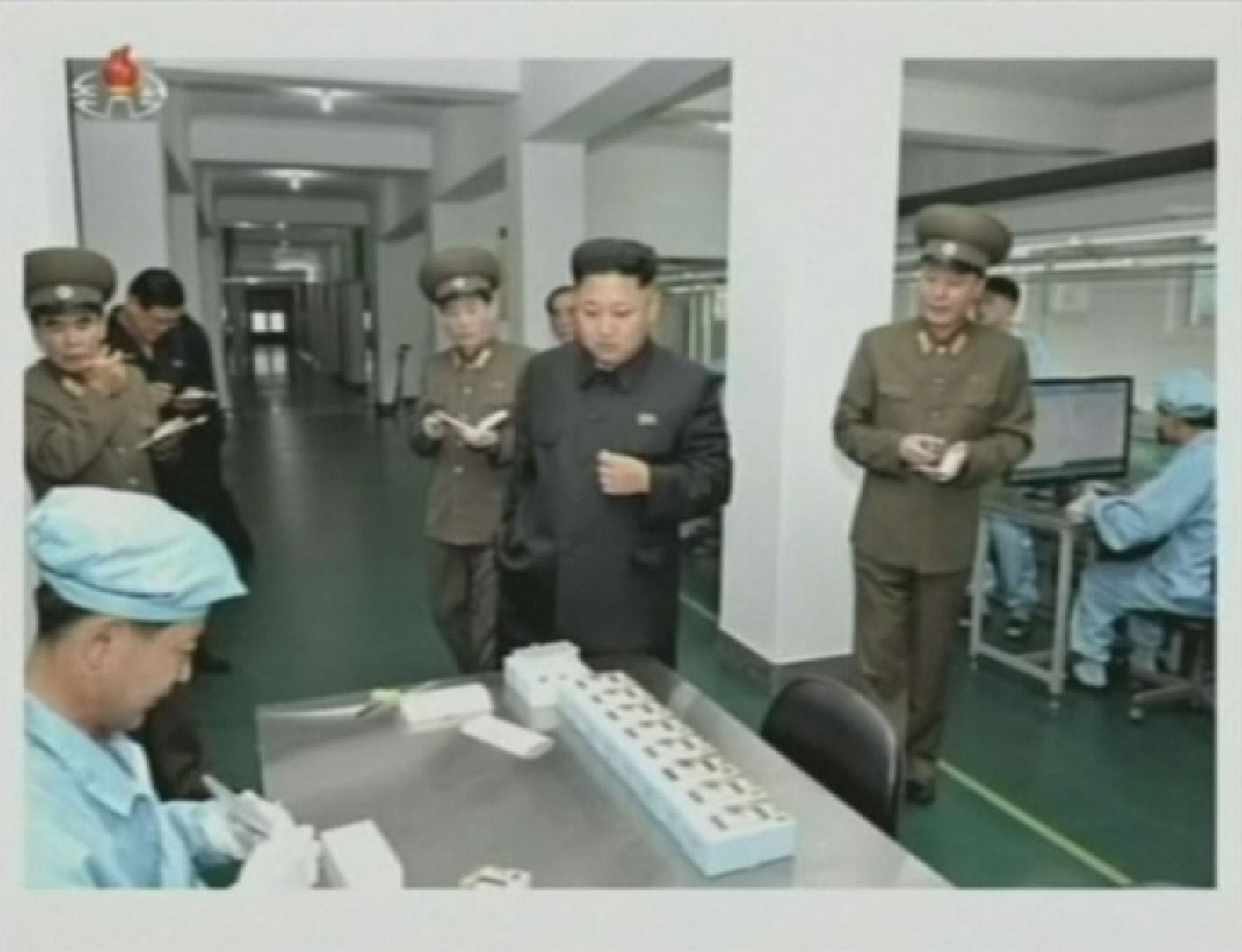 Kim Čong-un v údajné továrně na mobilní telefony - 3 - GALERIE: Kim Čong-un a nový korejský telefon z Číny (4/6)