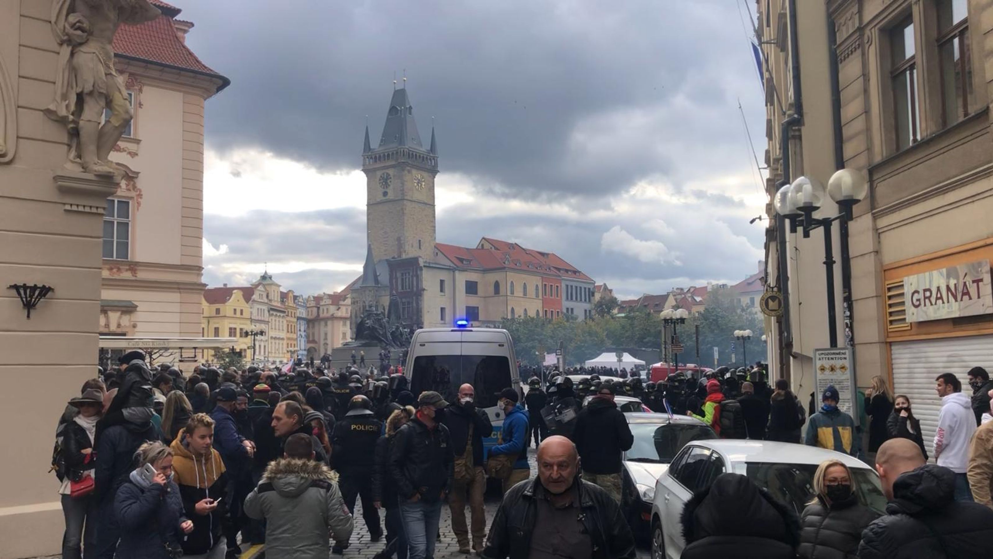 Demonstrace fotbalových chuligánů na Staroměstském náměstí se vyhrotila - 7 - GALERIE: Protestní akce na Staroměstském náměstí se zvrhla (17/23)