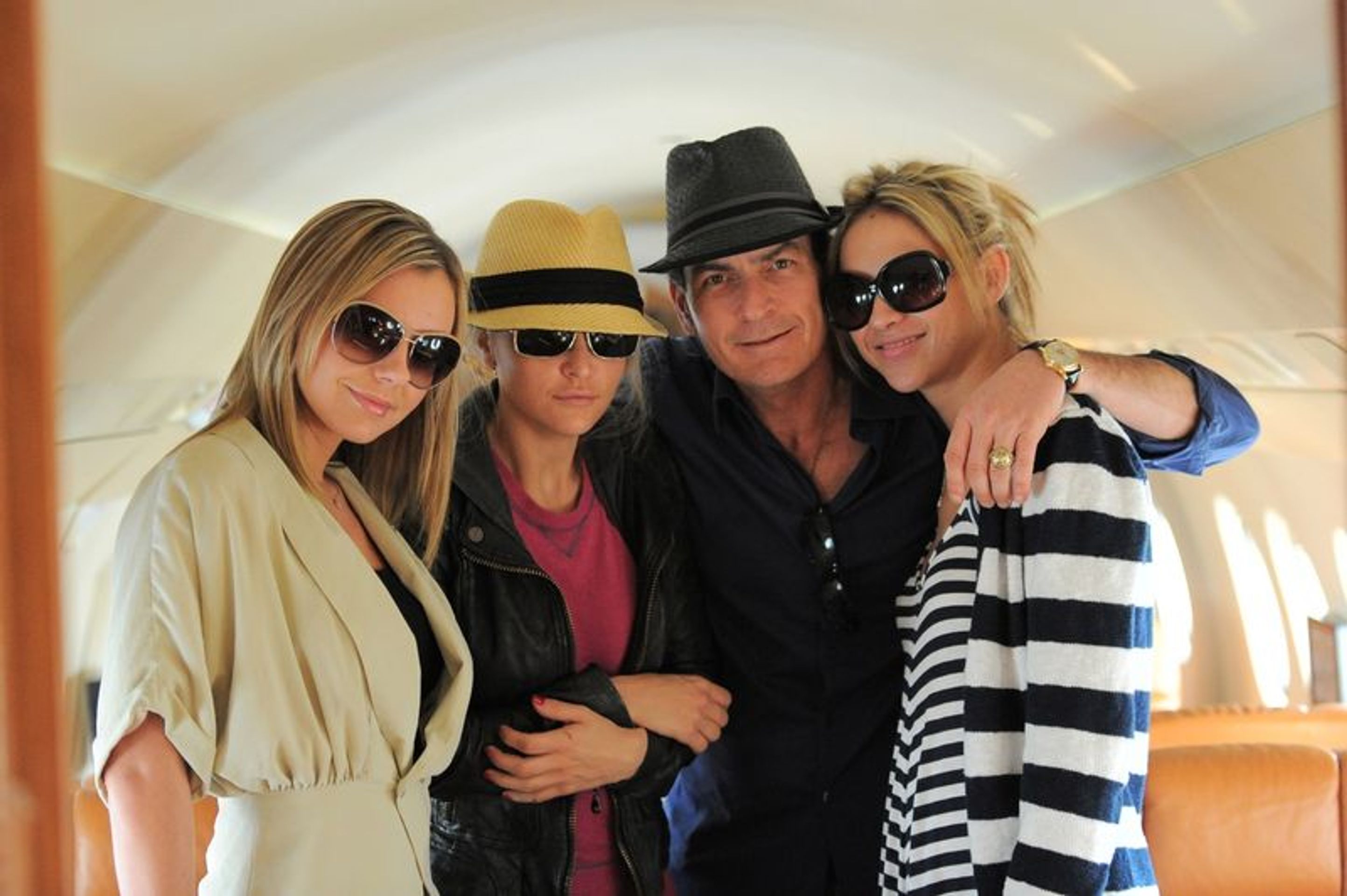 Charlie Sheen a (zleva) Bree Olsonová, Brooke Muellerová a Natalie Kenlyová - Charlie Sheen (18/20)