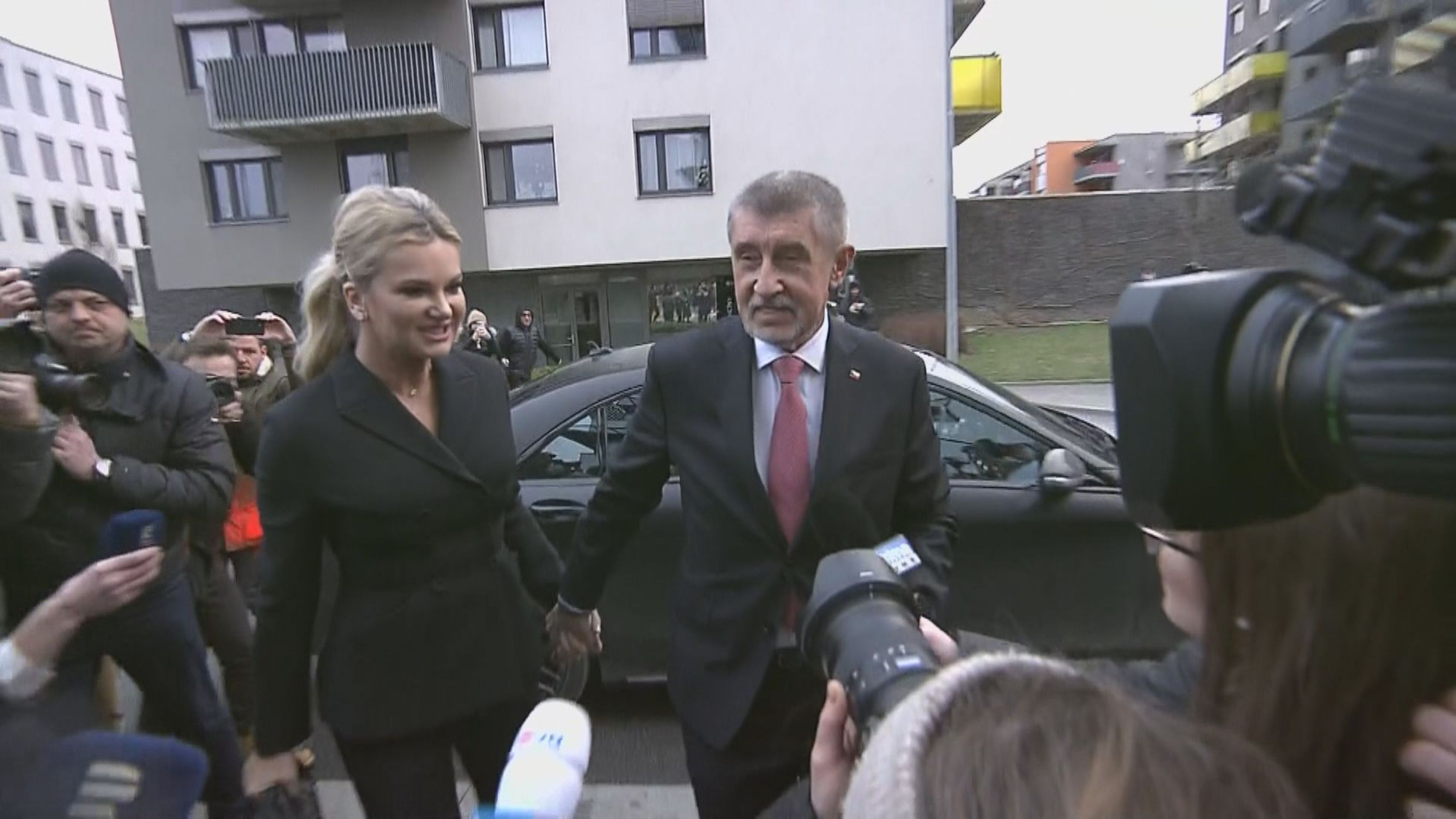 Andrej Babiš přijel do svého volebního štábu na Chodově - Tisková konference Andreje Babiše (5/5)