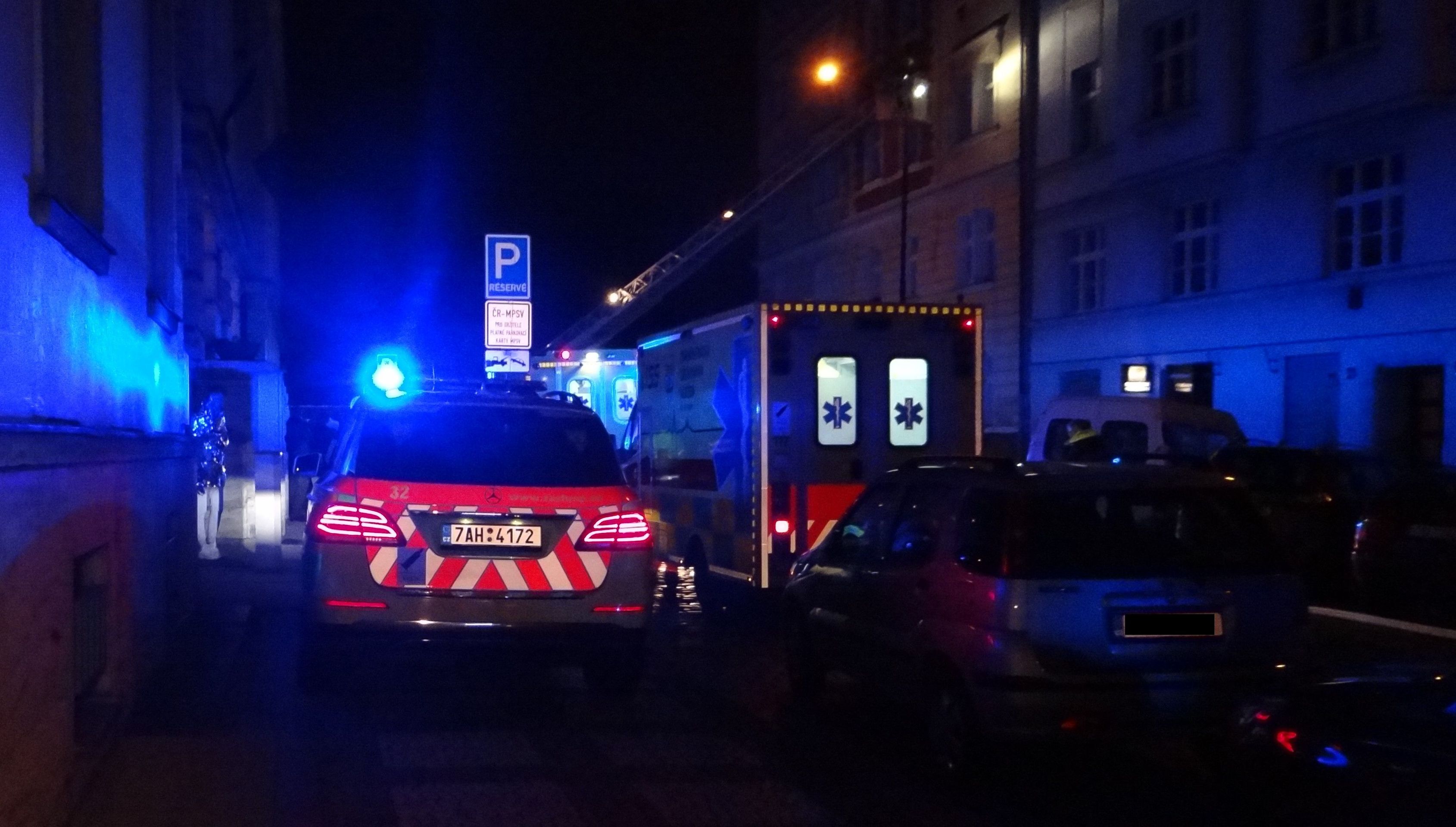 Tři jednotky hasičů zachránily 39 nájemníků, šest odvezly sanitky - GALERIE: Požár v činžovním domě v centru Prahy (6/6)