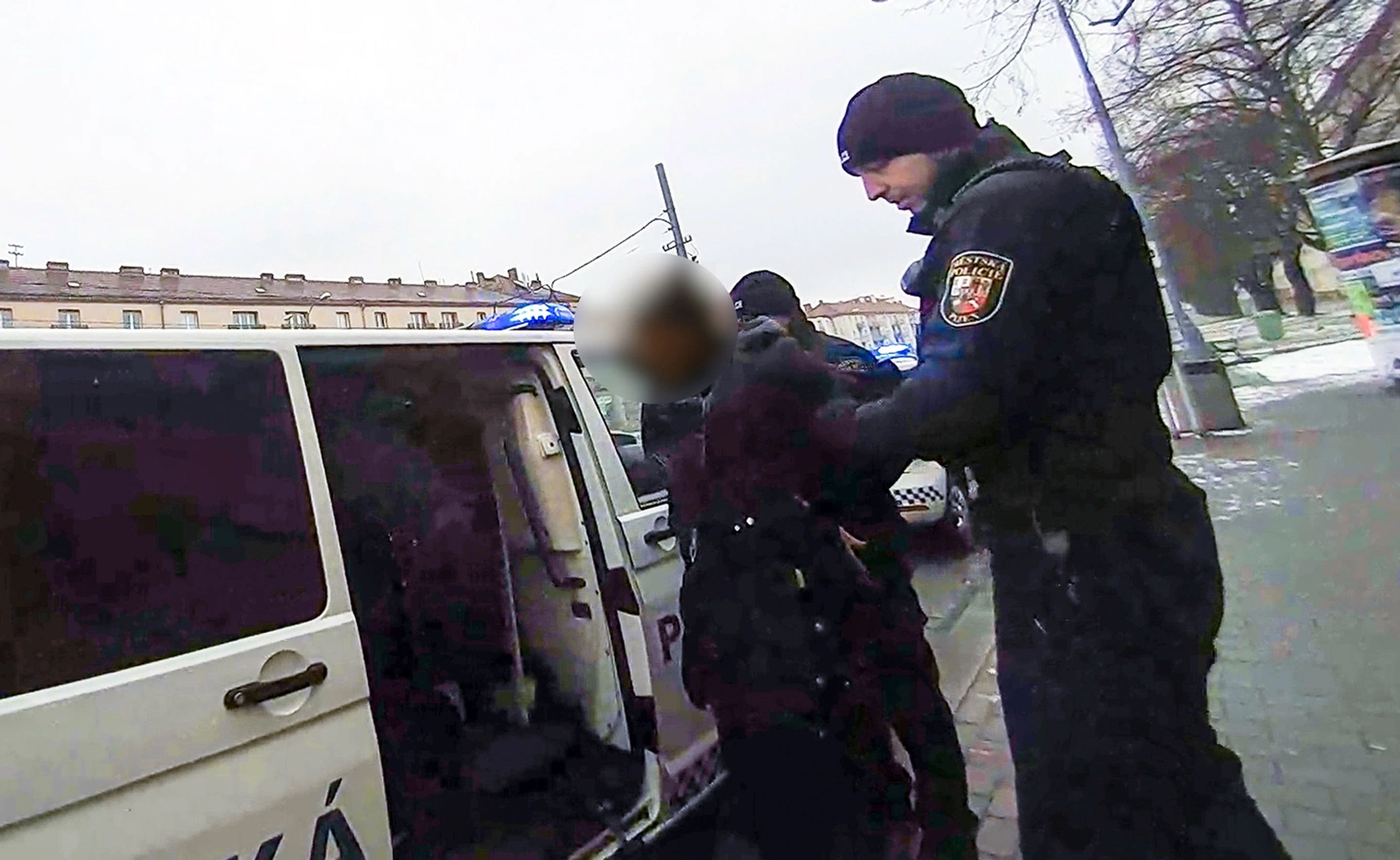 Šestašedesátiletý muž opakovaně obtěžuje a napadá kolemjdoucí (3) - Šestašedesátiletý muž opakovaně obtěžuje a napadá kolemjdoucí (3/3)
