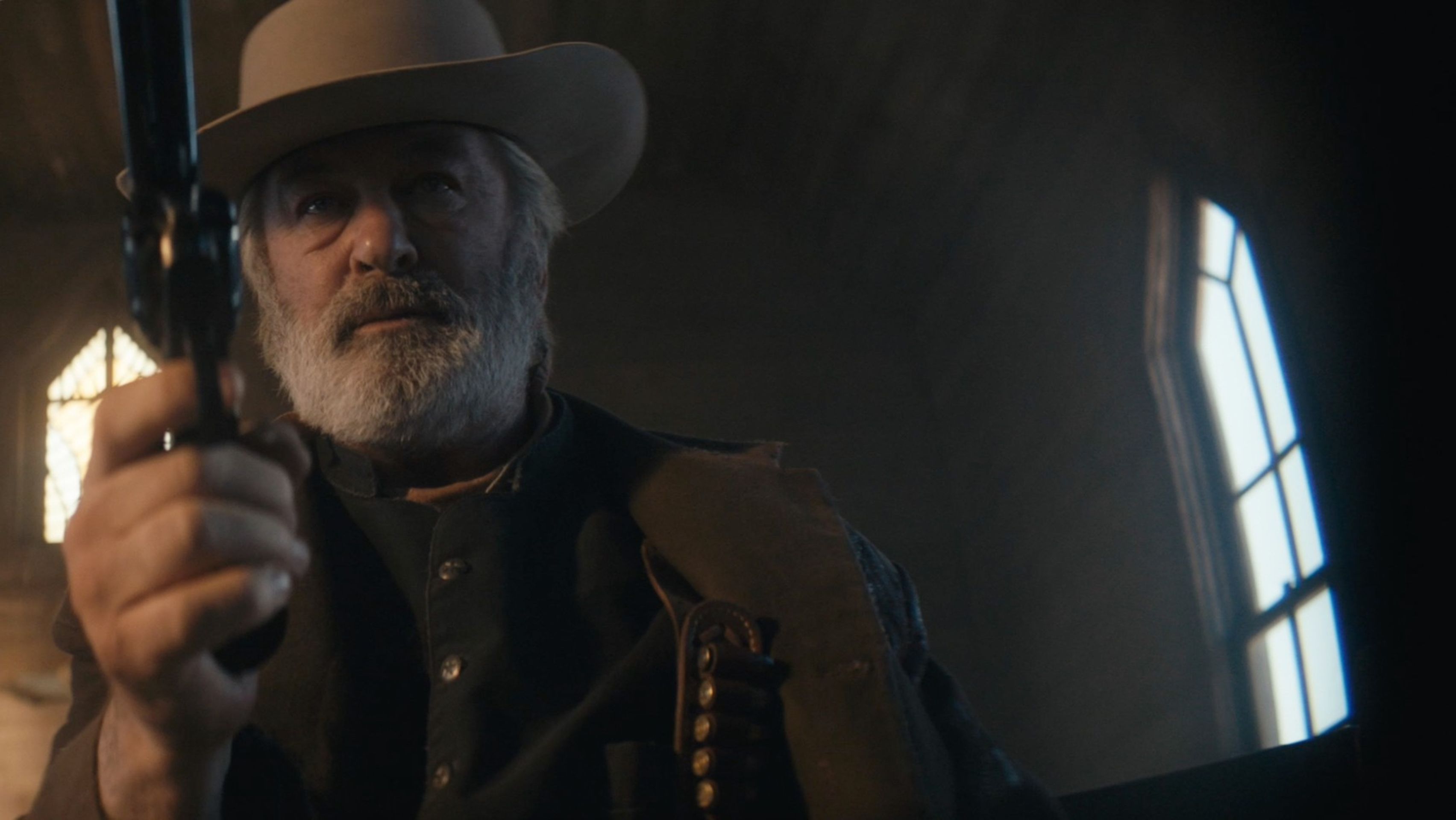 Alec Baldwin během natáčení filmu Rust - Alec Baldwin - tragédie během natáčení westernu Rust (3/12)