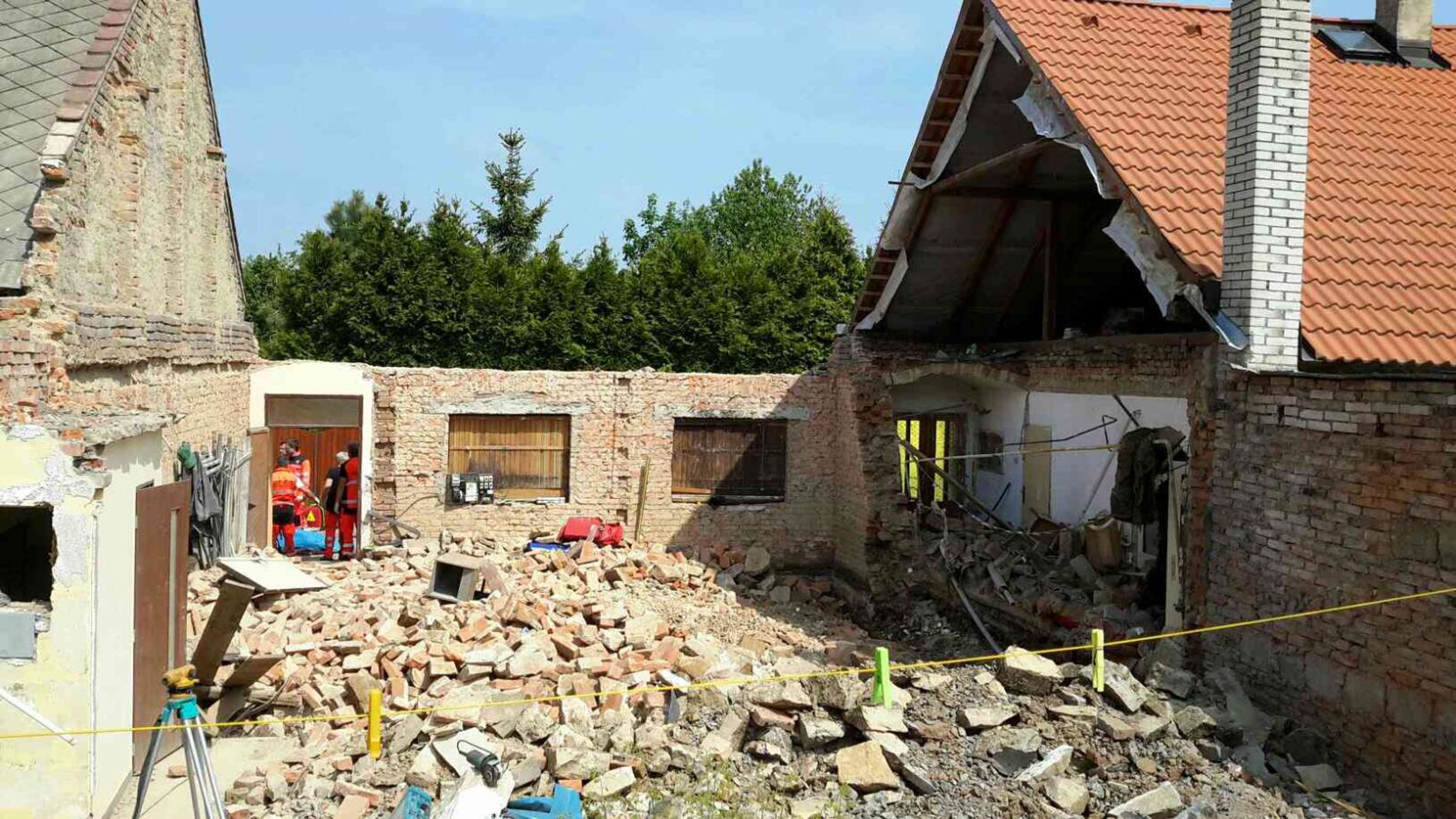 Padající zeď ve Skutči zavalila dva muže - 4 - GALERIE: Padající zeď ve Skutči zavalila dva muže (4/6)