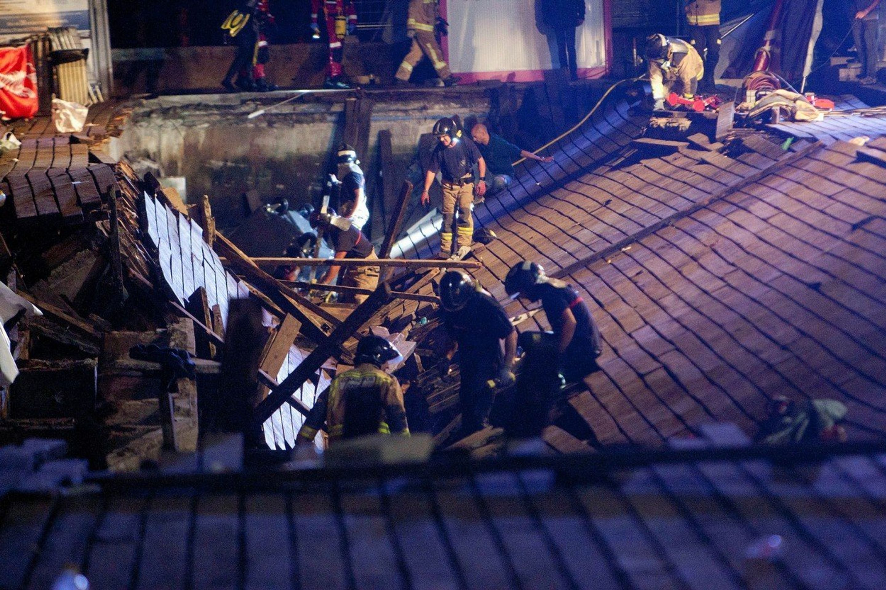 Na hudební akci ve Španělsku se propadlo pod fanoušky dřevěné molo - 4 - GALERIE: Na hudební akci ve Španělsku se propadlo pod fanoušky dřevěné molo (4/6)
