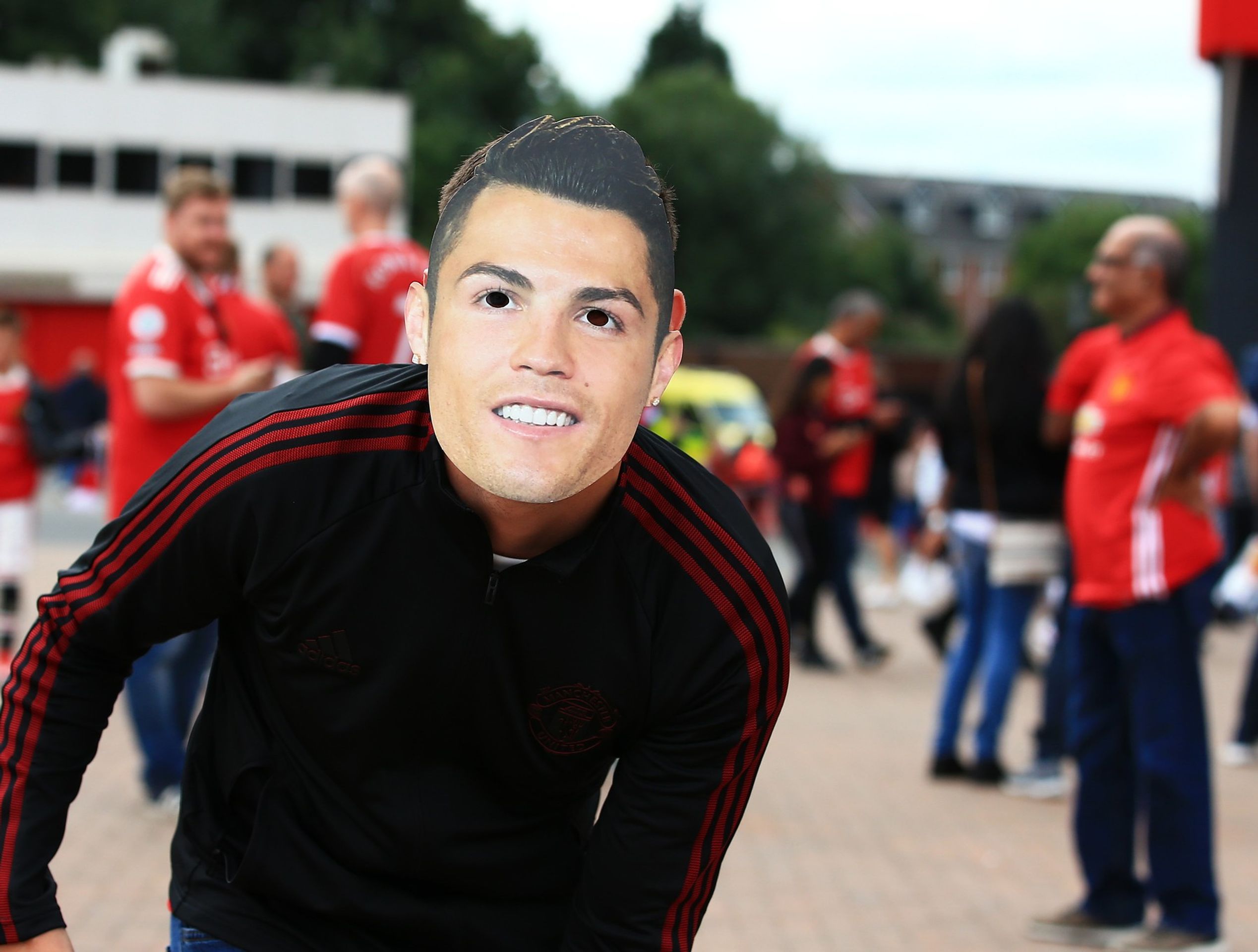 Je to pravý Ronaldo? - Na Ronalda před Old Trafford čekaly zástupy fanoušků (8/10)