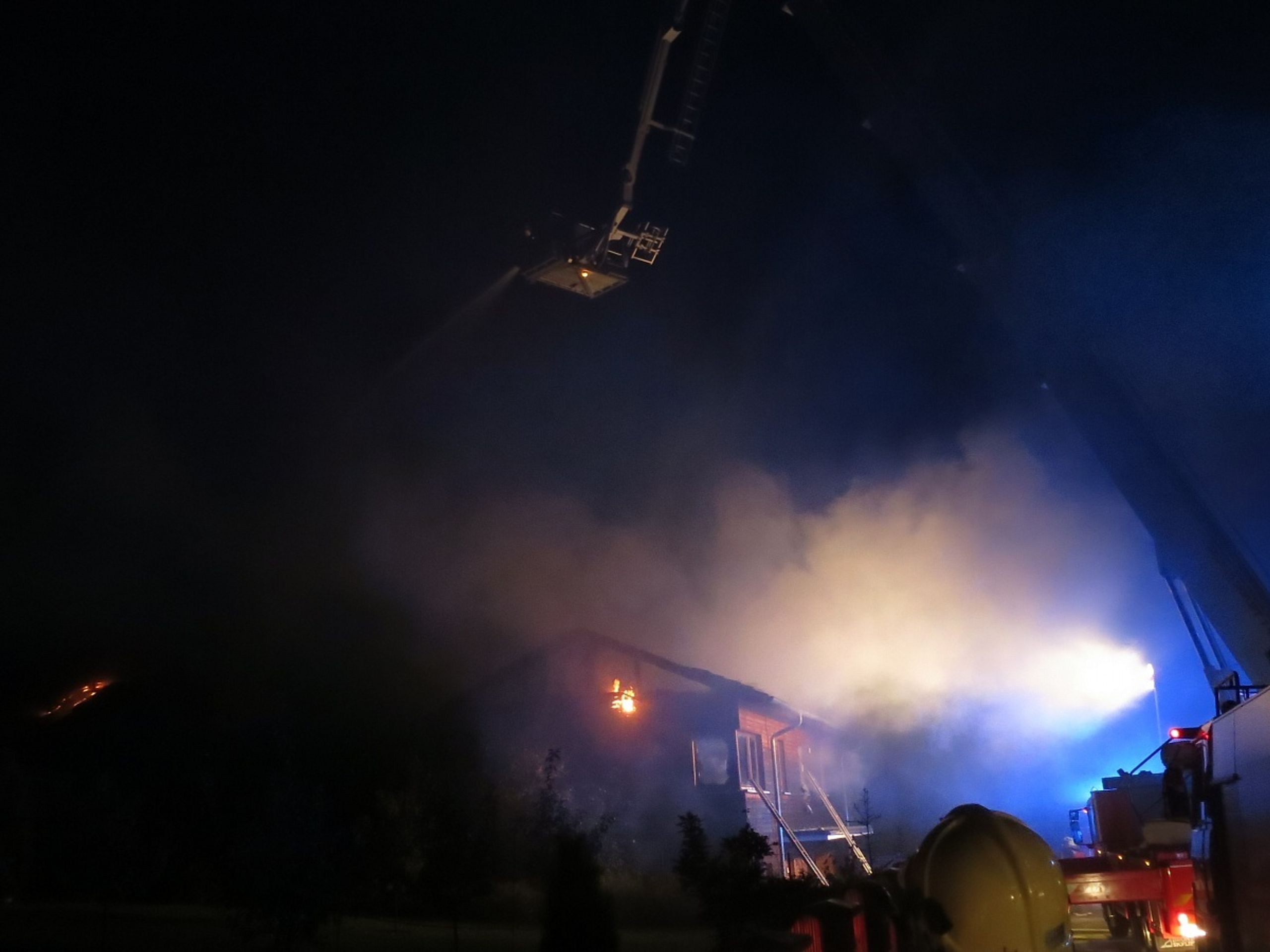 Požár dřevostavby v Ostravě-Krásném Poli - 6 - GALERIE: Požár dřevostavby v Ostravě-Krásném Poli (6/12)