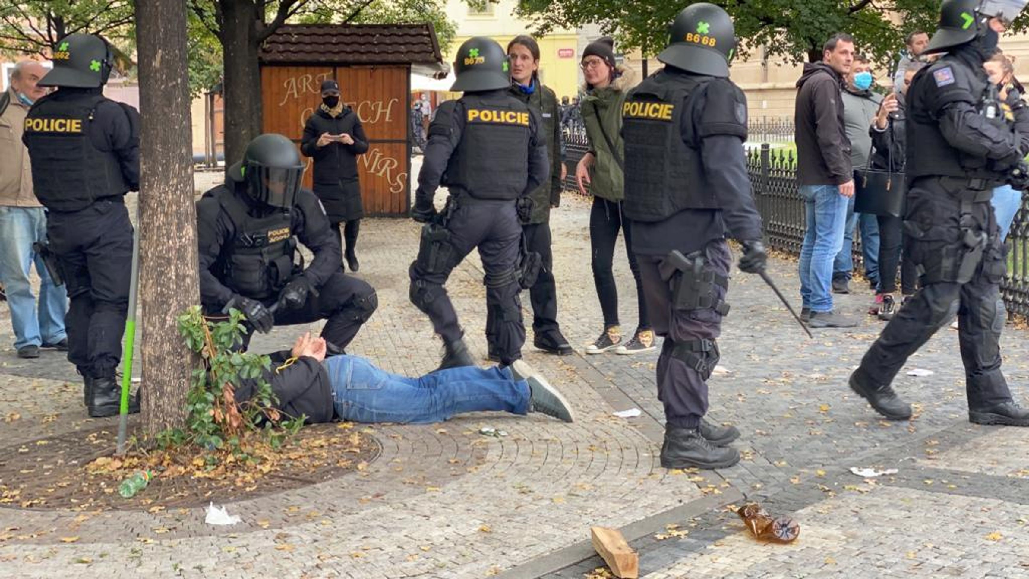 Demonstrace fotbalových chuligánů na Staroměstském náměstí se vyhrotila - 8 - GALERIE: Protestní akce na Staroměstském náměstí se zvrhla (16/23)