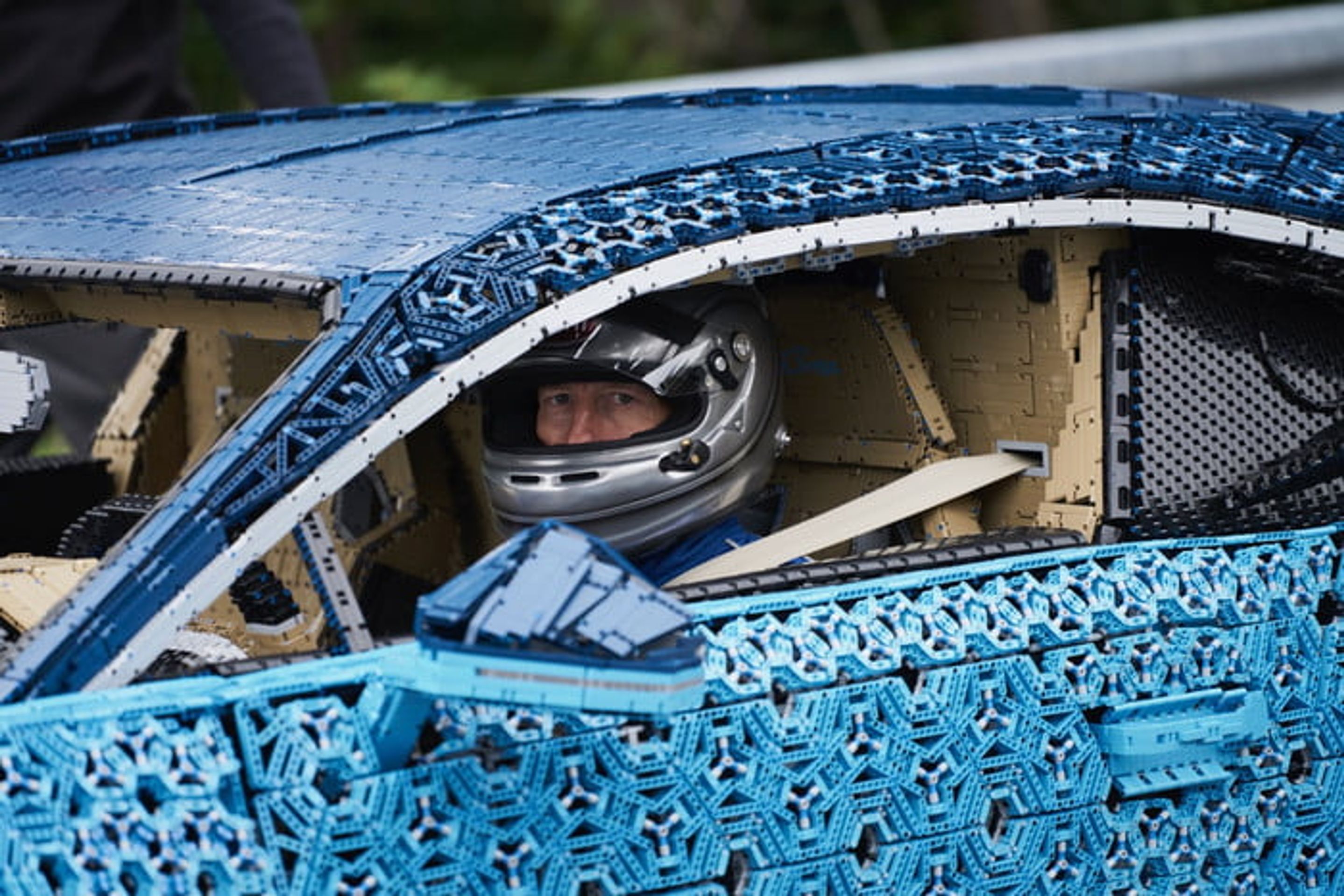 Bugatti Chiron z lega - Fotogalerie: V Kladně postavili pojízdné bugatti z lega (4/14)