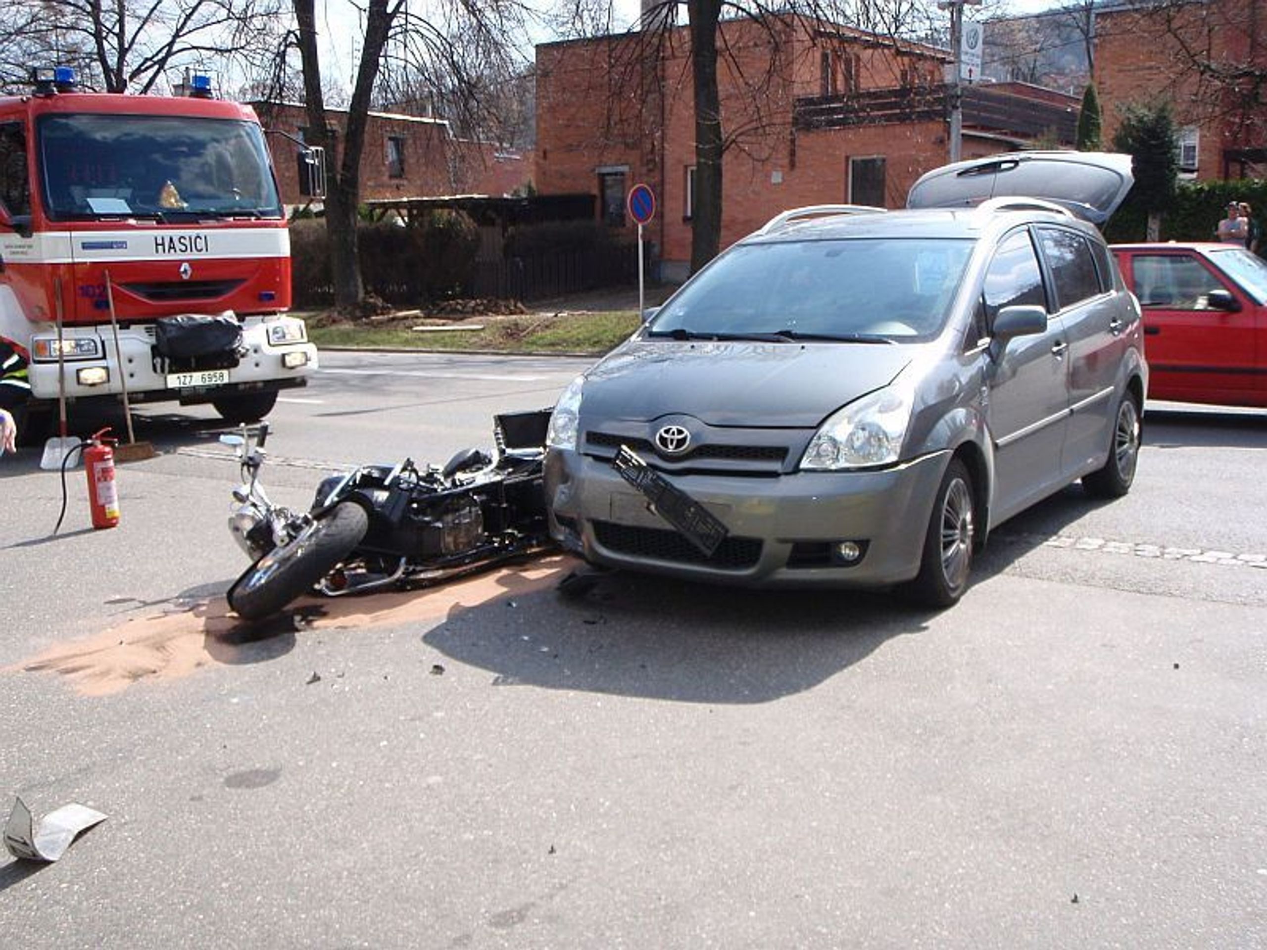 Nehoda Zlín - GALERIE: Srážka motocyklu s autem (3/5)