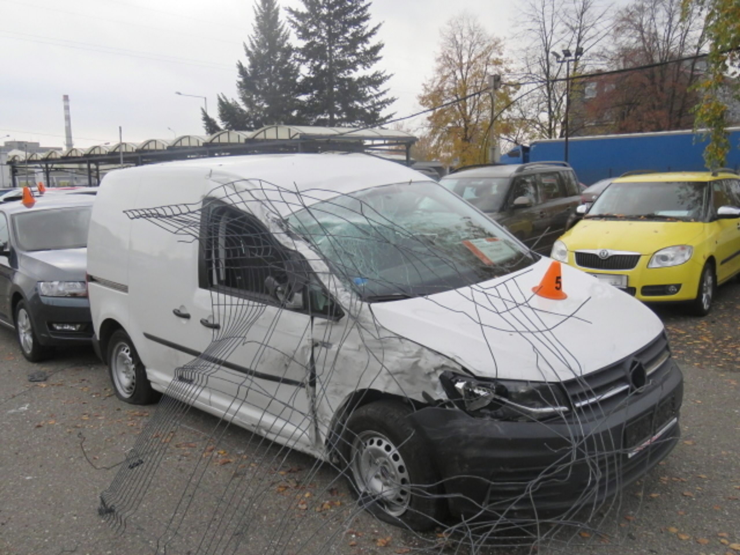 Nákladní auto vjelo do autobazaru, kde nabouralo několik aut - 7 - GALERIE: Nákladní auto vjelo do autobazaru, kde nabouralo několik aut (16/17)