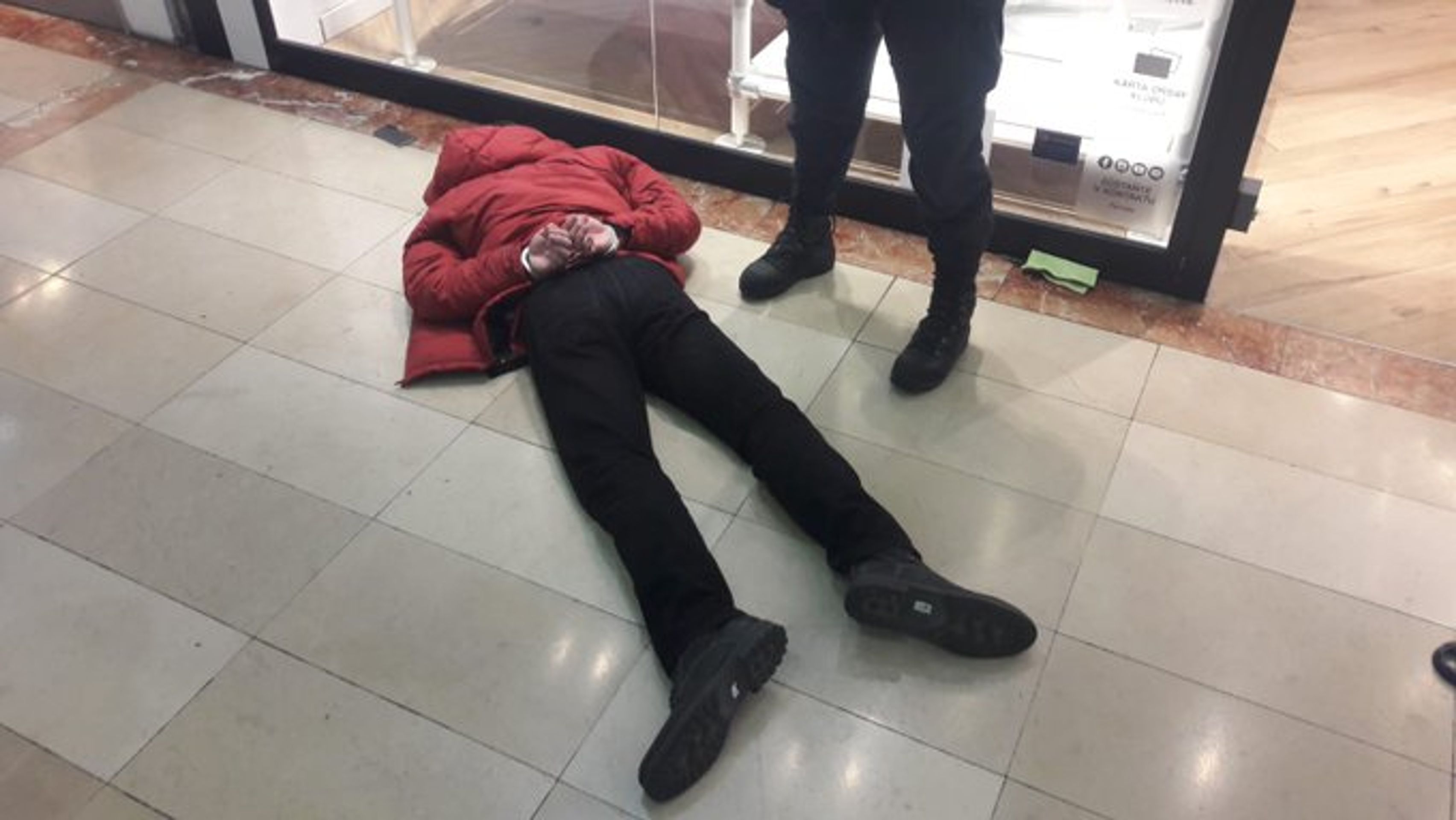 Zadržený muž po napadení v obchodním centru v Praze - GALERIE: Napadení v nákupním centru v Praze (7/7)