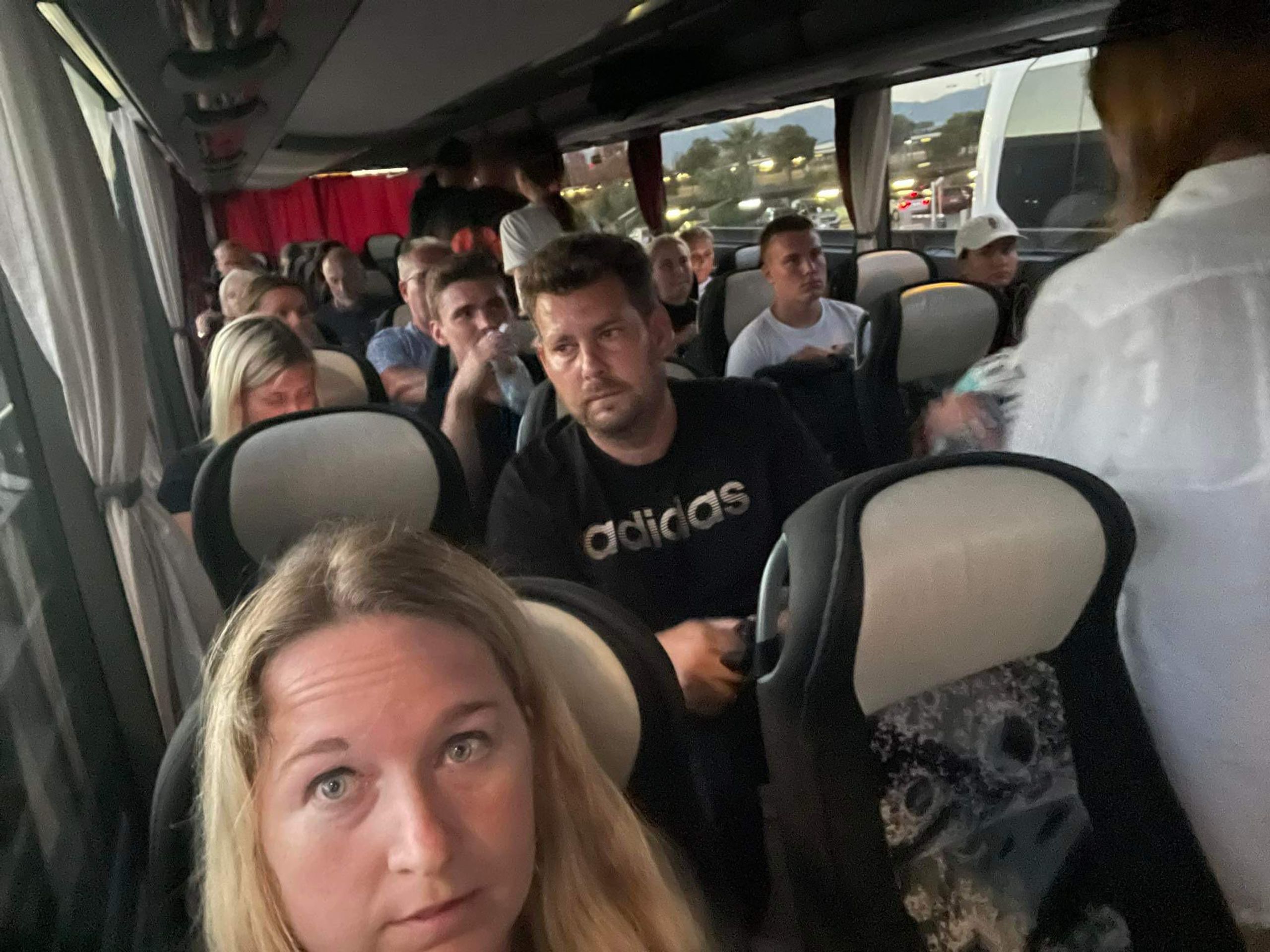 Čeští turisté čekající na let ze Španělska (10) - Čeští turisté čekající na let ze Španělska (1/14)