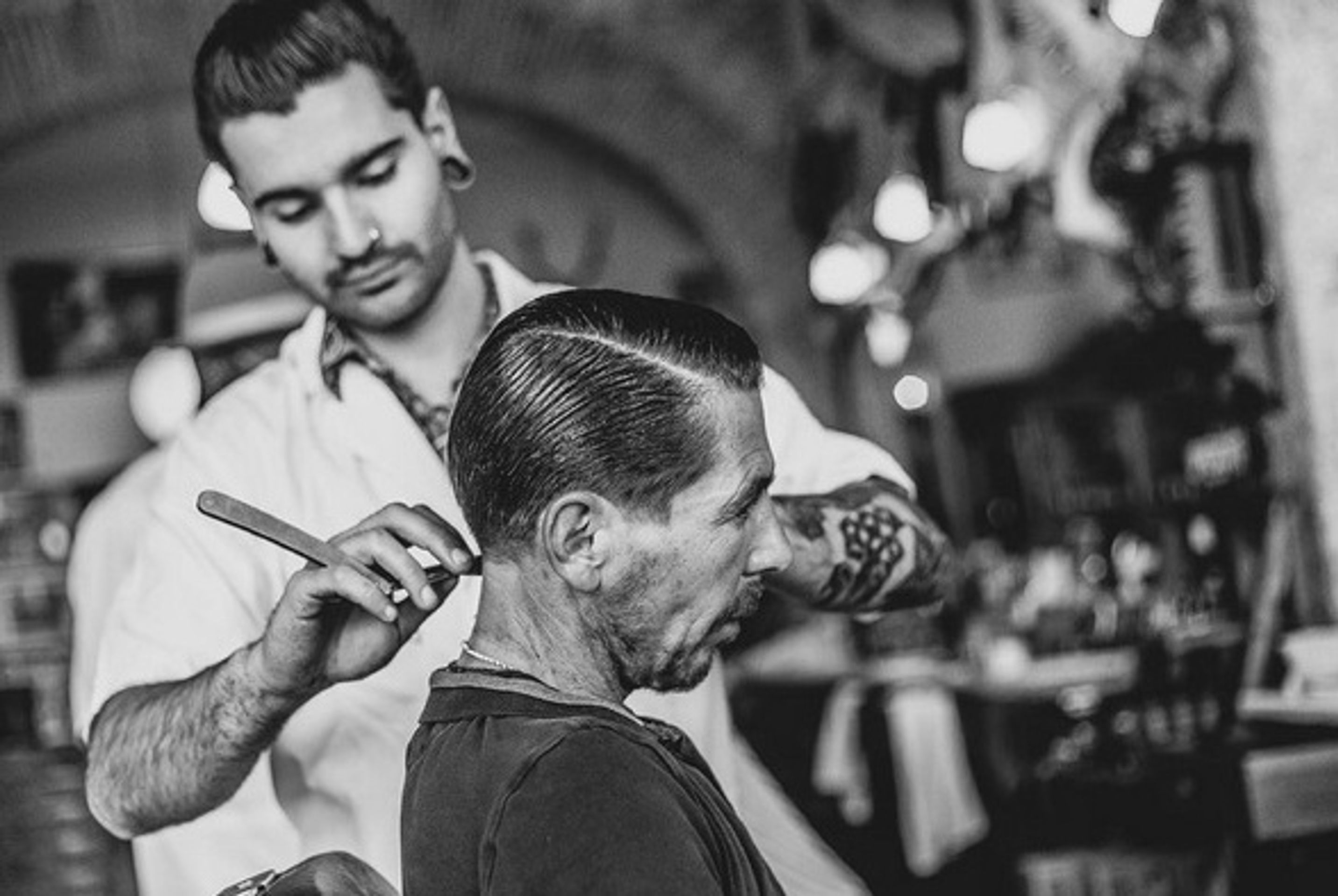 David Beckham a Michal Jinoch ve Figaro´s - 5 - Michal Jinoch a David Beckham ve Figaro´s barbershopu (4/12)