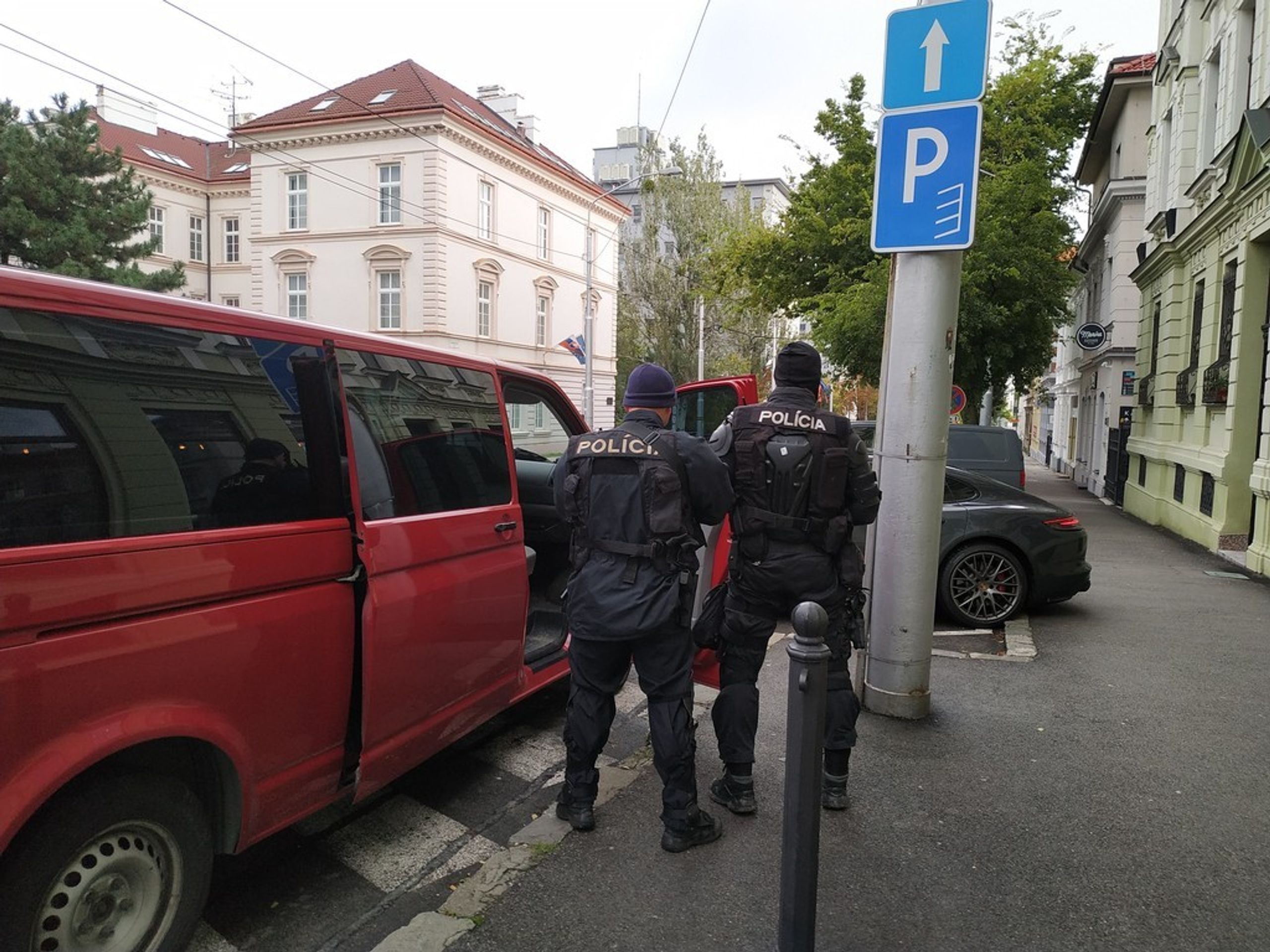 Demonstrace v Bratislavě - 3 - GALERIE: V Bratislavě demonstrovali fotbaloví fanoušci, rozháněli je vodním dělem (3/6)