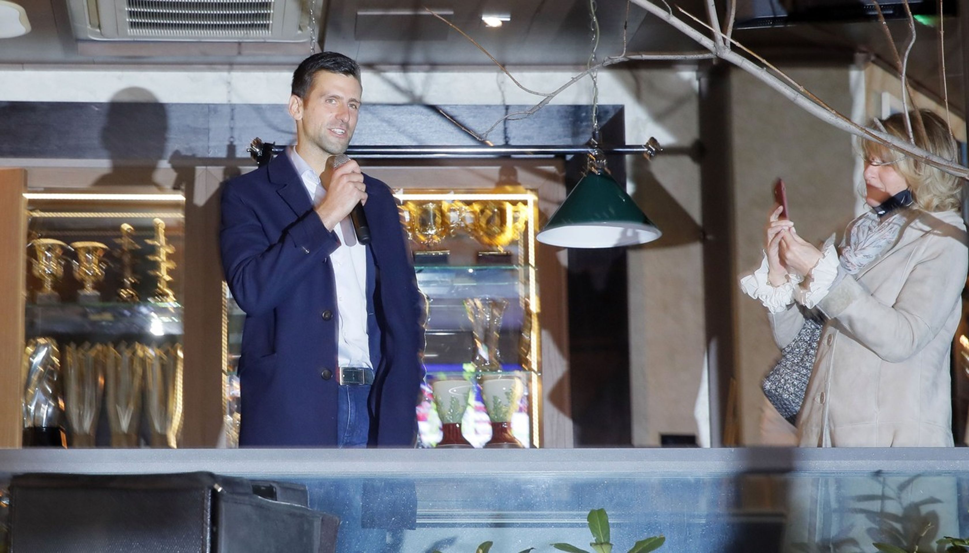 Novak Djokovič mluví k davu fanoušků - GALERIE: Bouřlivé oslavy! Djokovič v davech lidí pandemii navzdory (4/8)