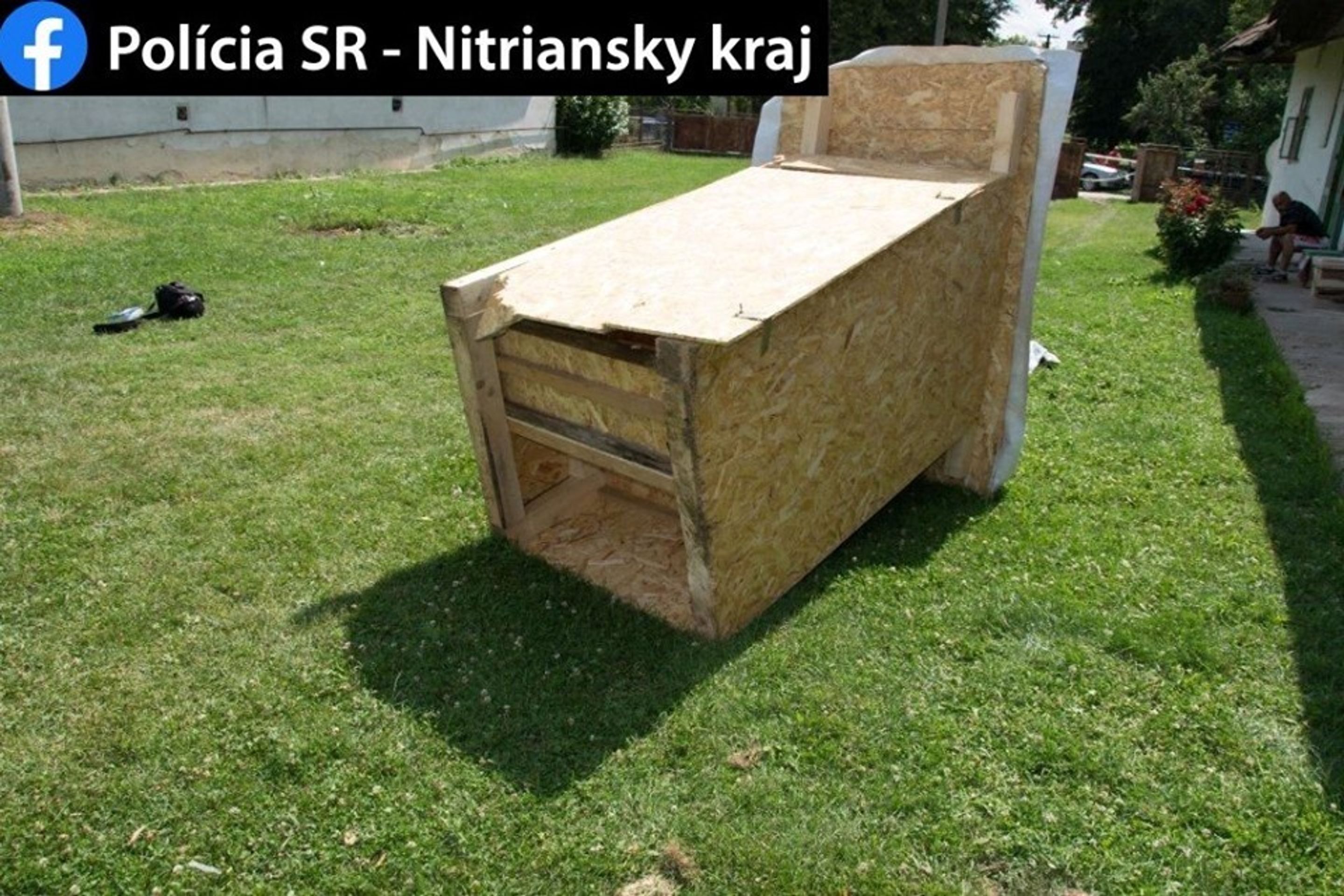 Muž narazil autem do venkovního záchodu, který spadl a usmrtil muže stojícího za ním - 8 - GALERIE: Neštěstí na dvoře rodinného domu (8/9)