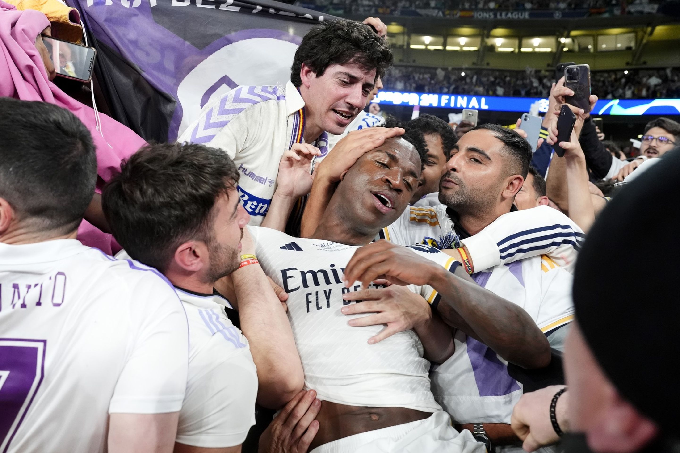 Vinícius Júnior v objetí fanoušků  - Finále Ligy mistrů 2024 (6/11)