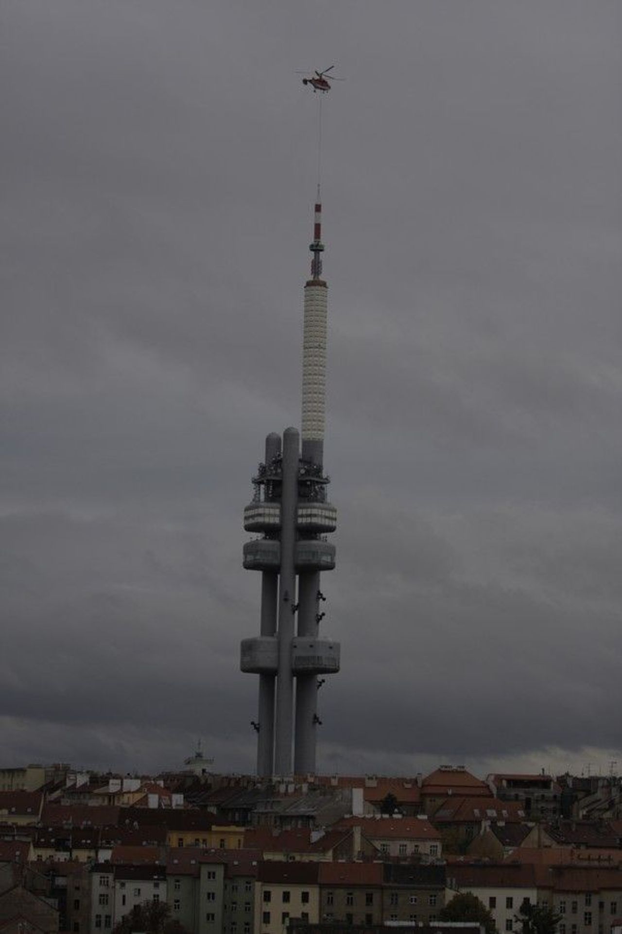 Vrtulník nad žižkovským vysílačem - Fotogalerie - Vrtulník nad žižkovským vysílačem (5/5)