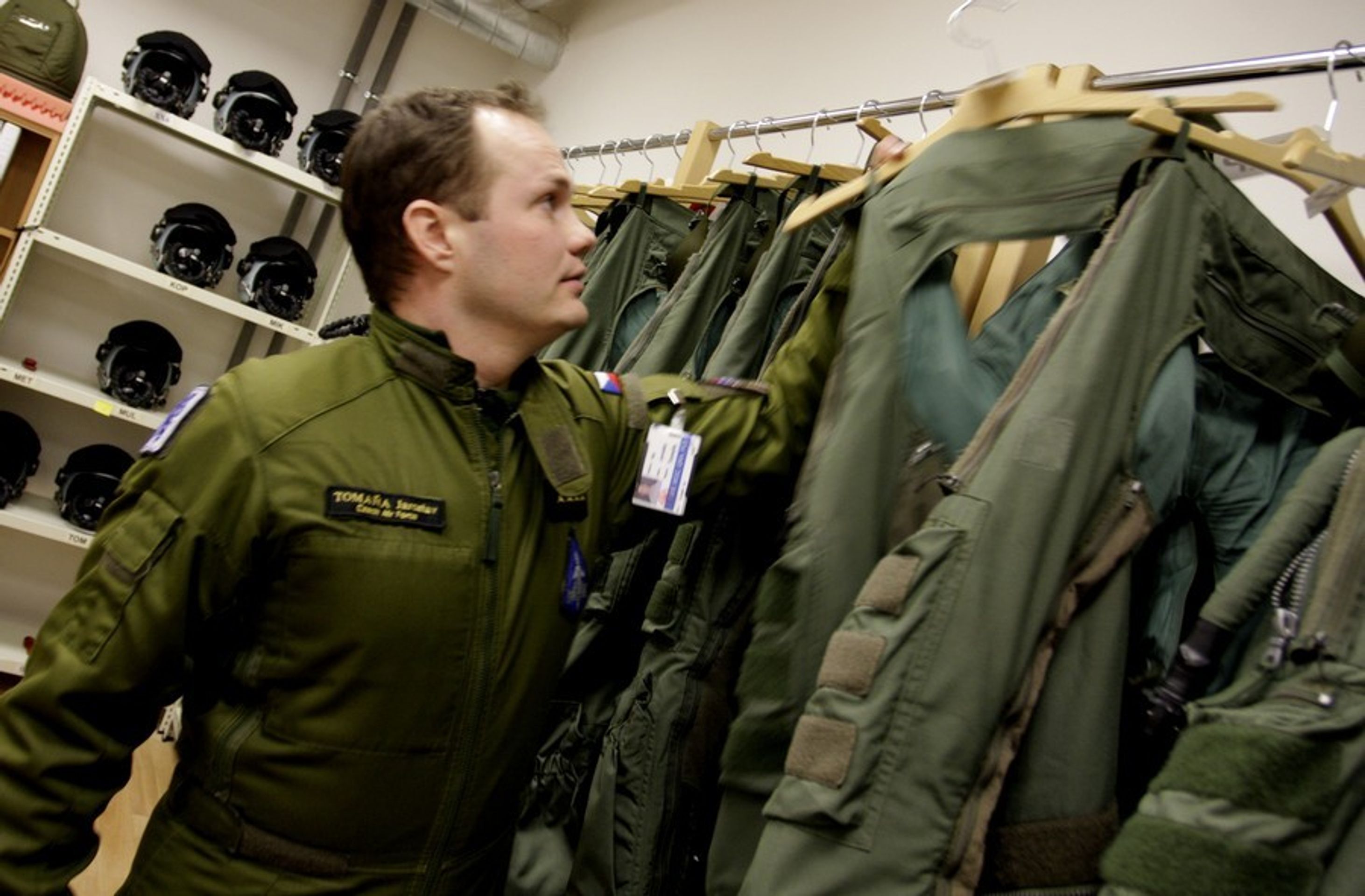 Pilot při oblékání - Galerie : Gripen (10/11)