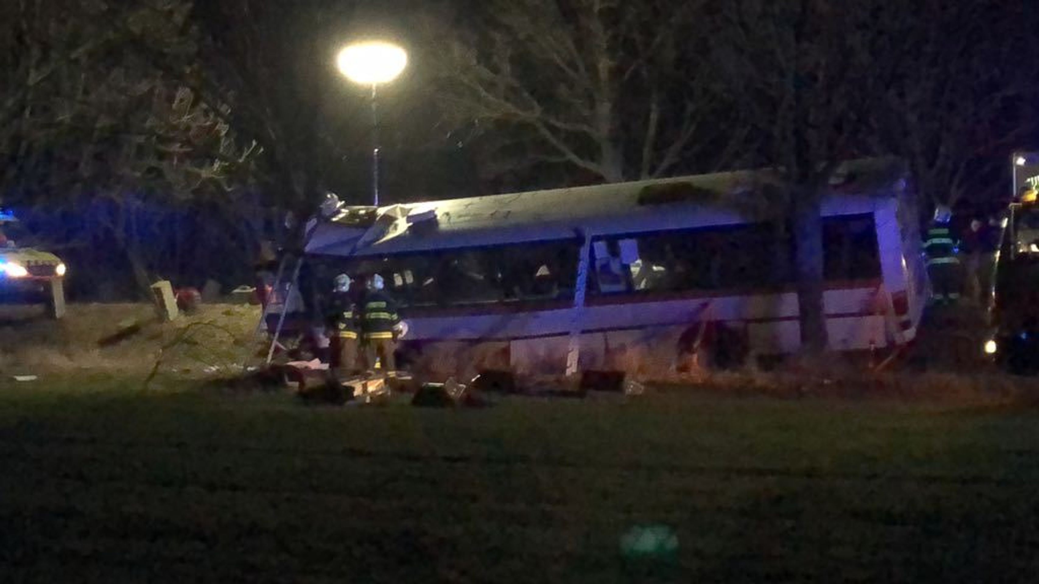 Tragická nehoda autobusu v Horoměřicích - 3 - GALERIE: Nehoda autobusu a osobního auta ve středočeských Horoměřicích (11/13)