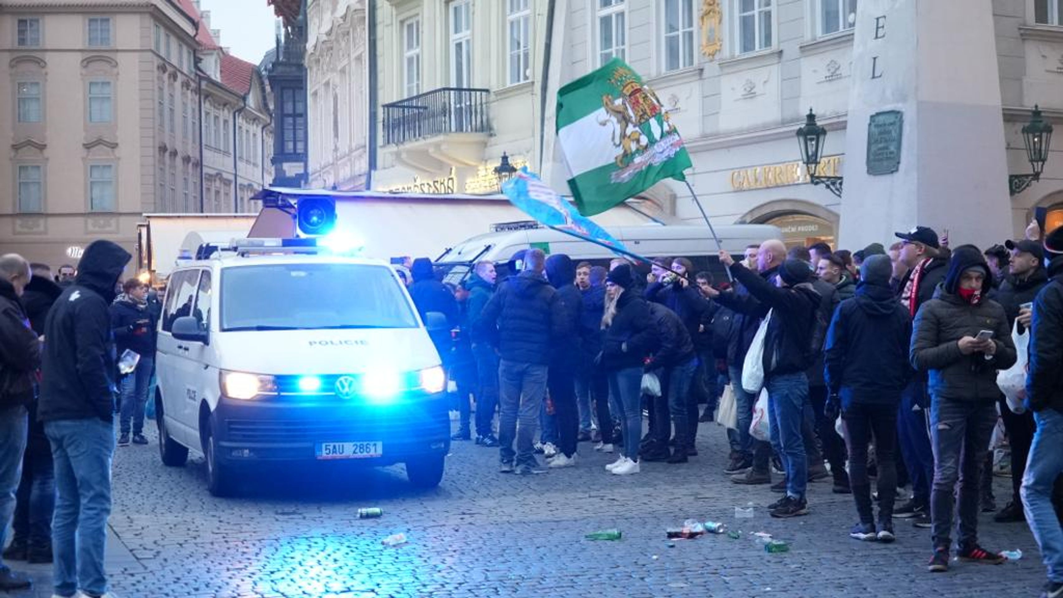 Policejní zákrok proti holandským fanouškům na Staroměstském náměstí (6) - Policejní zákrok proti holandským fanouškům (7/11)