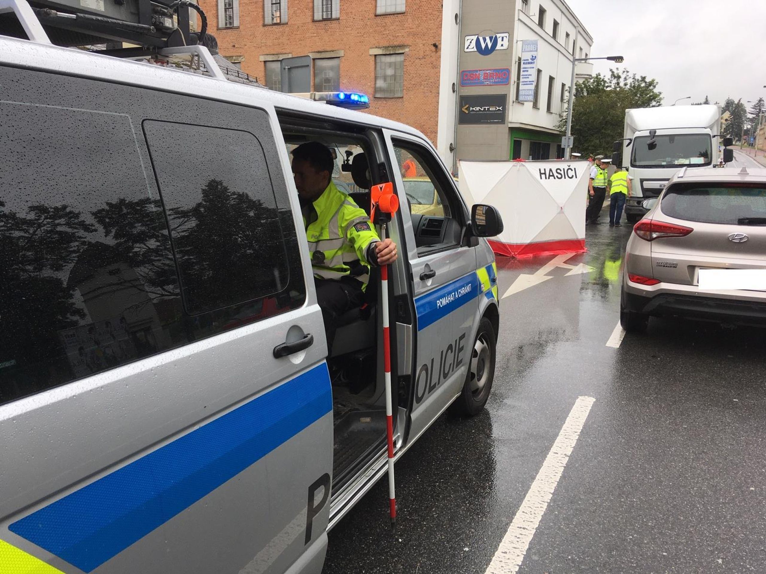 Kamion na Brněnsku srazil chodkyni - 2 - GALERIE: Žena zemřela po sražení náklaďákem (2/4)