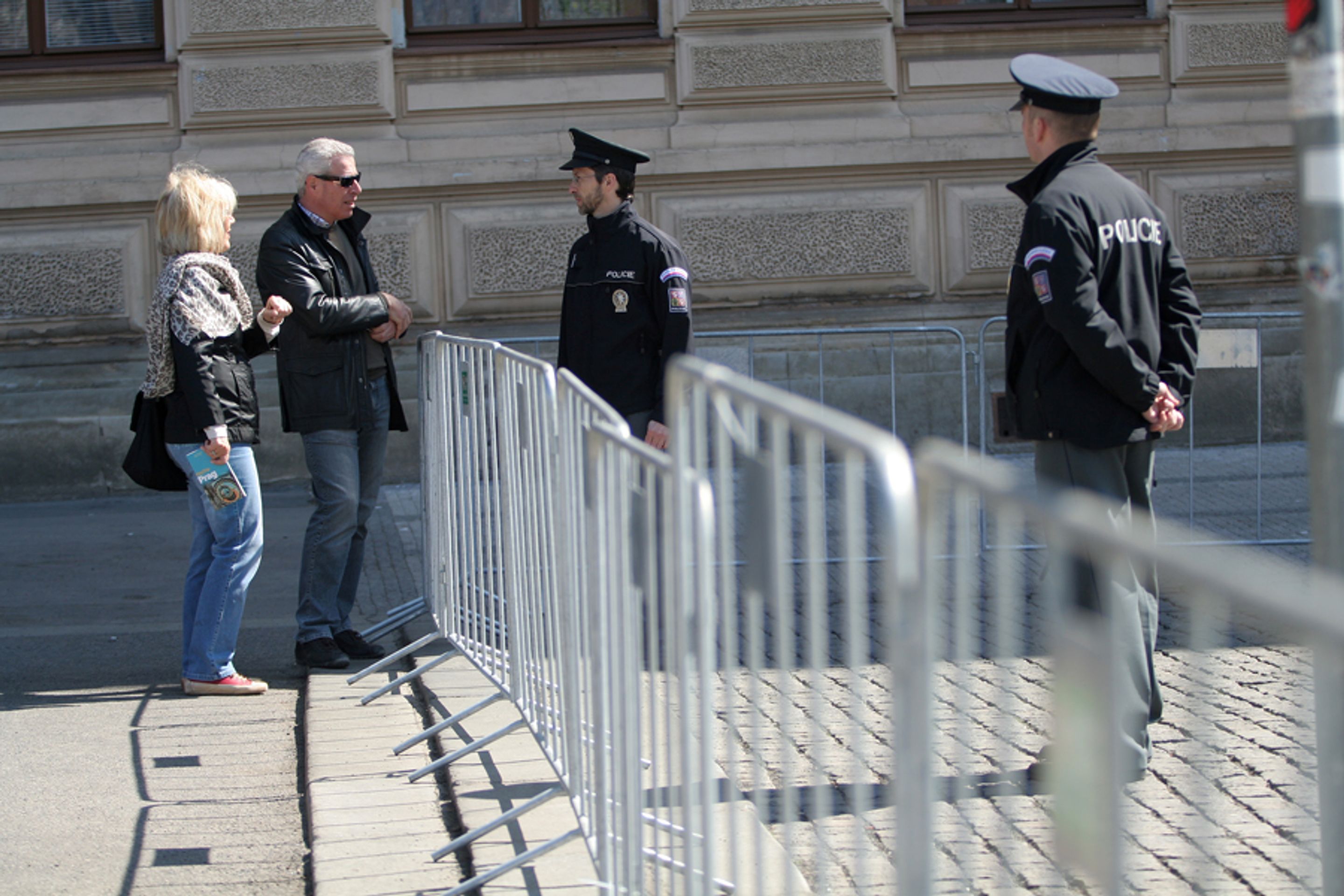 Přípravy policistů u Four seasons před příjezdem Medveděva-1 - GALERIE: Přípravy policistů u Four seasons před příjezdem Medveděva (13/13)