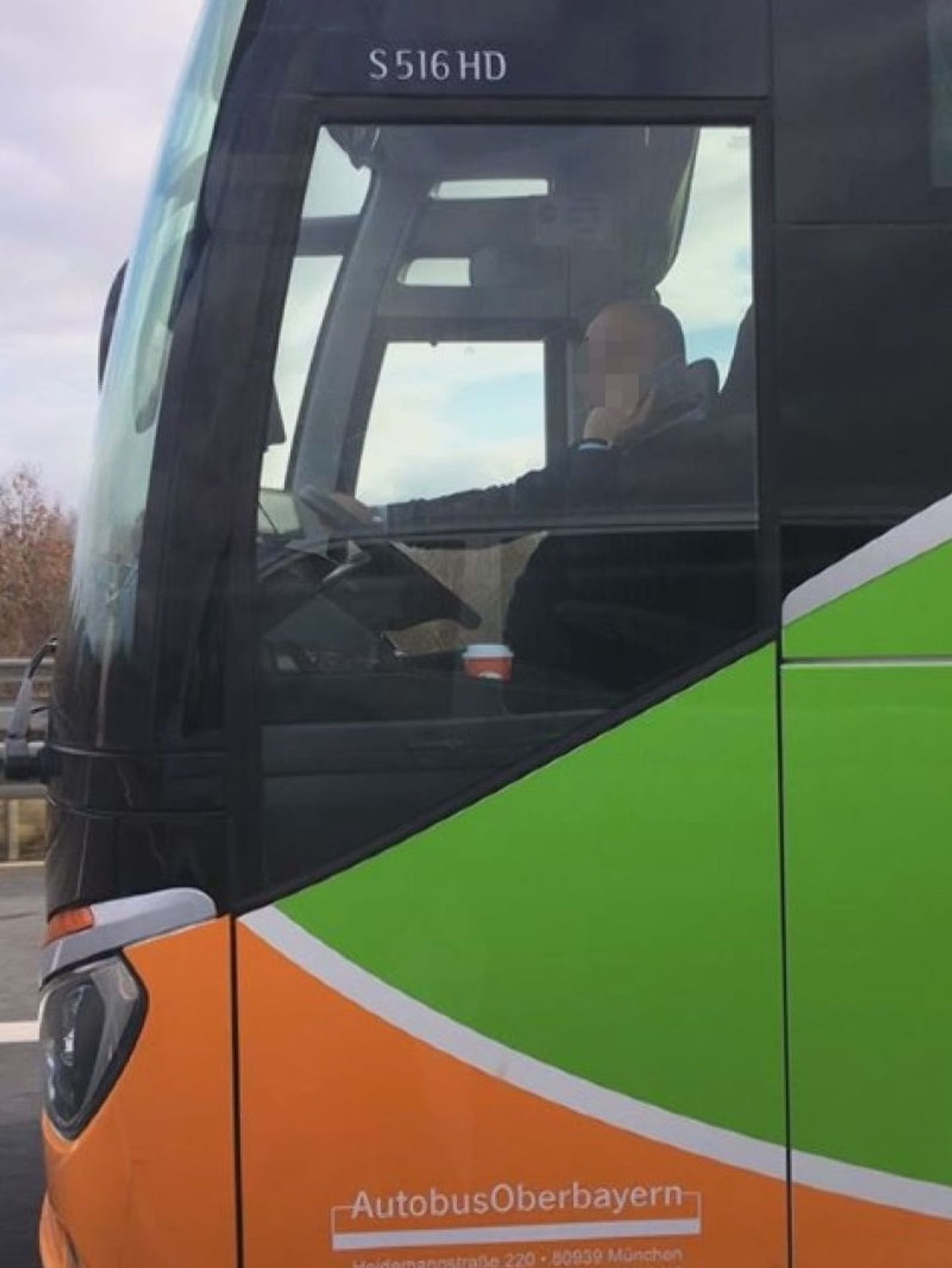 Řidič Flixbusu telefonoval za jízdy - 4 - GALERIE: Řidič Flixbusu telefonoval za jízdy (2/4)