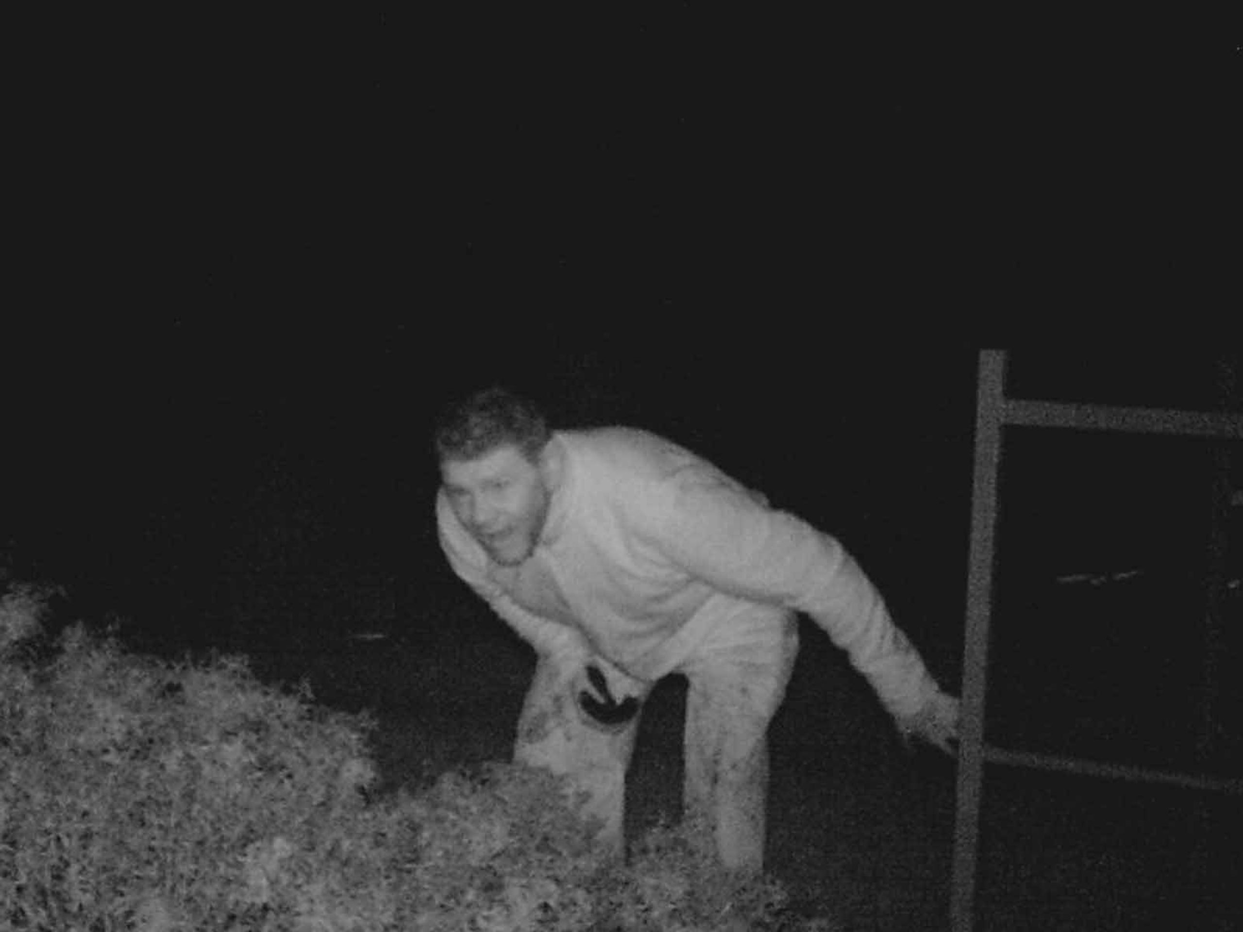 Na Brněnsku kradl zloděj pneumatik - 2 - GALERIE: Policie pátrá po zloději pneumatik (2/3)
